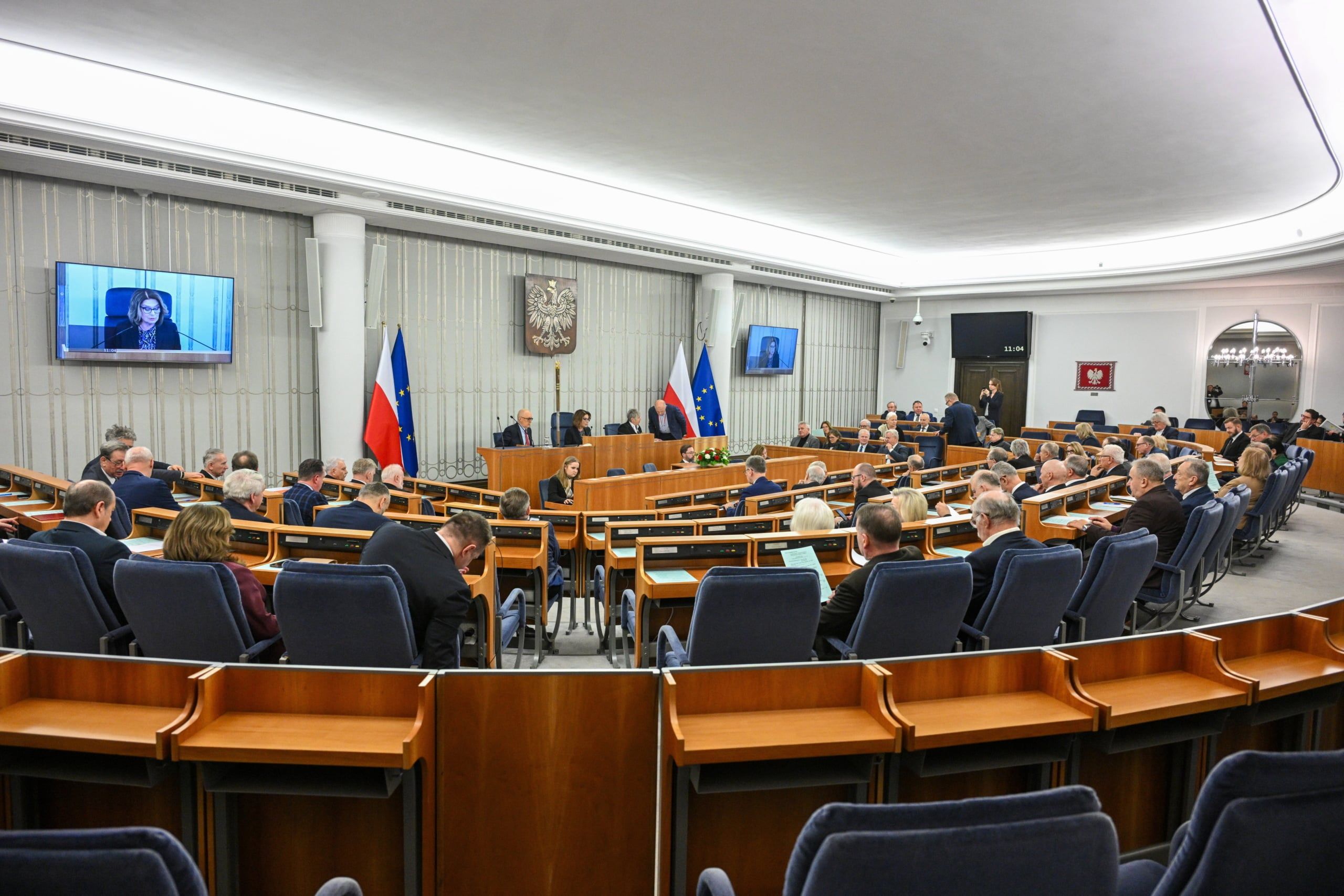 Senatorowie na sali obrad izby. Fot. PAP/Radek Pietruszka