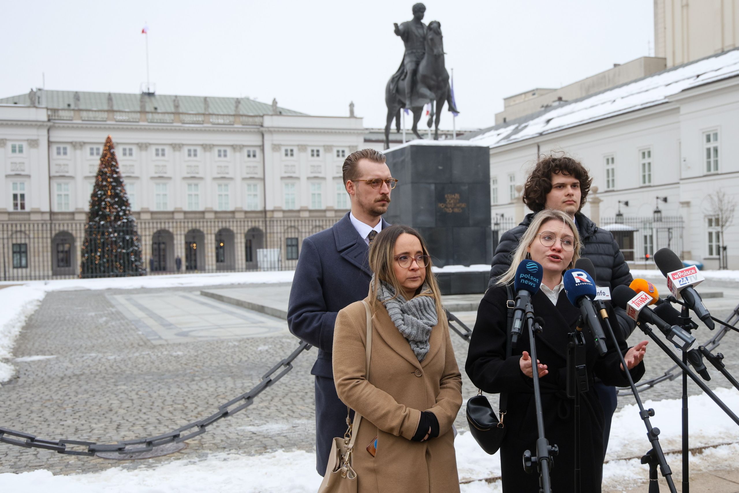 Politycy Razem przed Pałacem Prezydenckim.