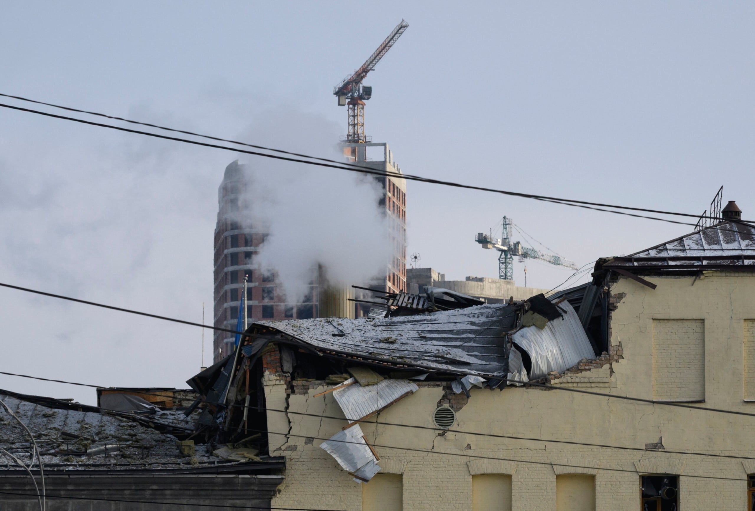 Skutki rosyjskiego ataku na Kijów. (PAP/EPA/MAXYM MARUSENKO)