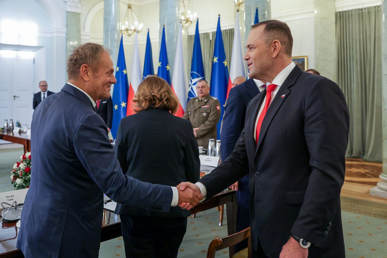 Prezydent Karol Nawrocki witający Donalda Tuska na posiedzeniu Rady Bezpieczeństwa Narodowego. (fot. arch. KPRP/Mikołaj Bujak)