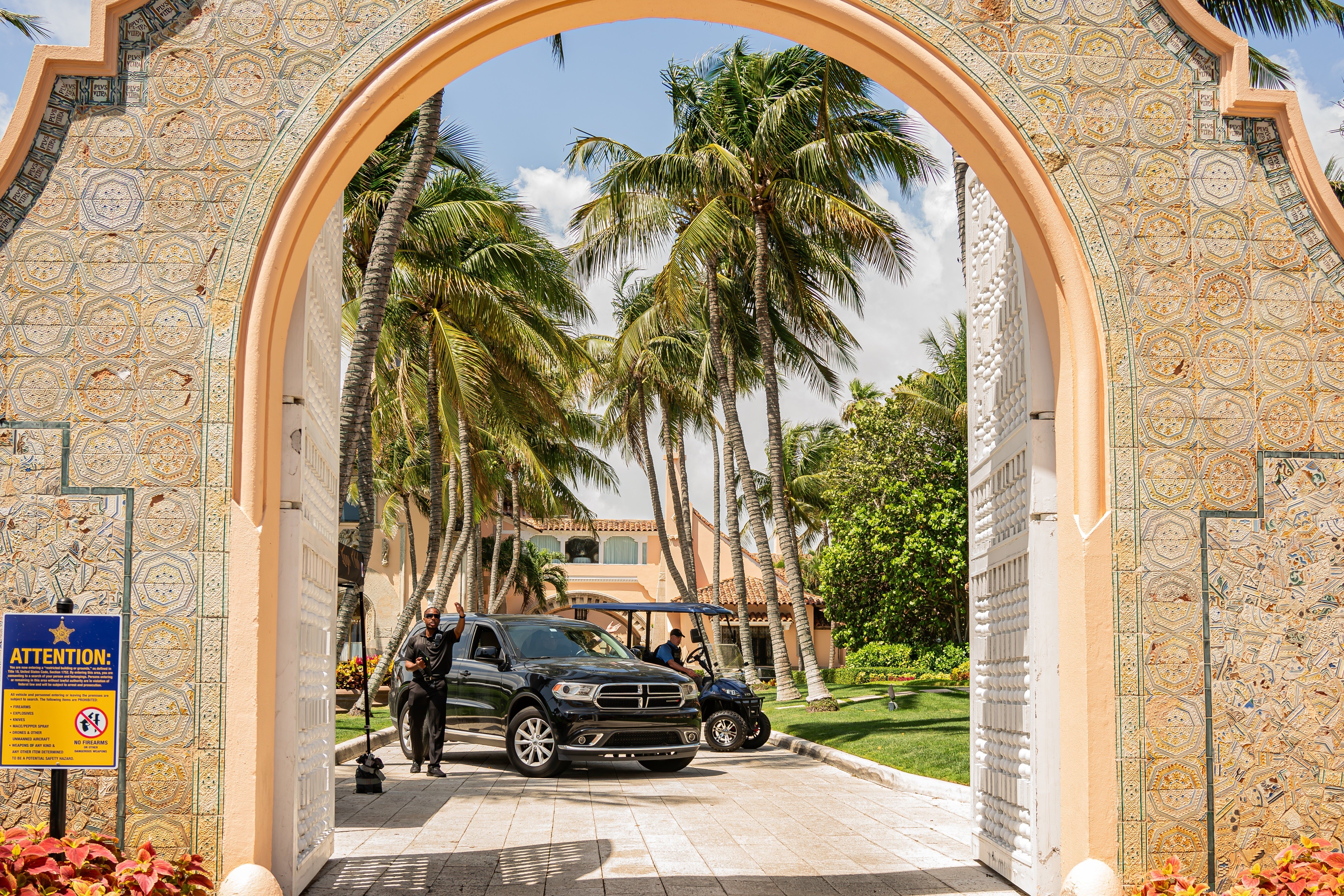 Ochrona przy wjeździe do należącej do Donalda Trumpa posiadłości Mar-a-Lago na Florydzie