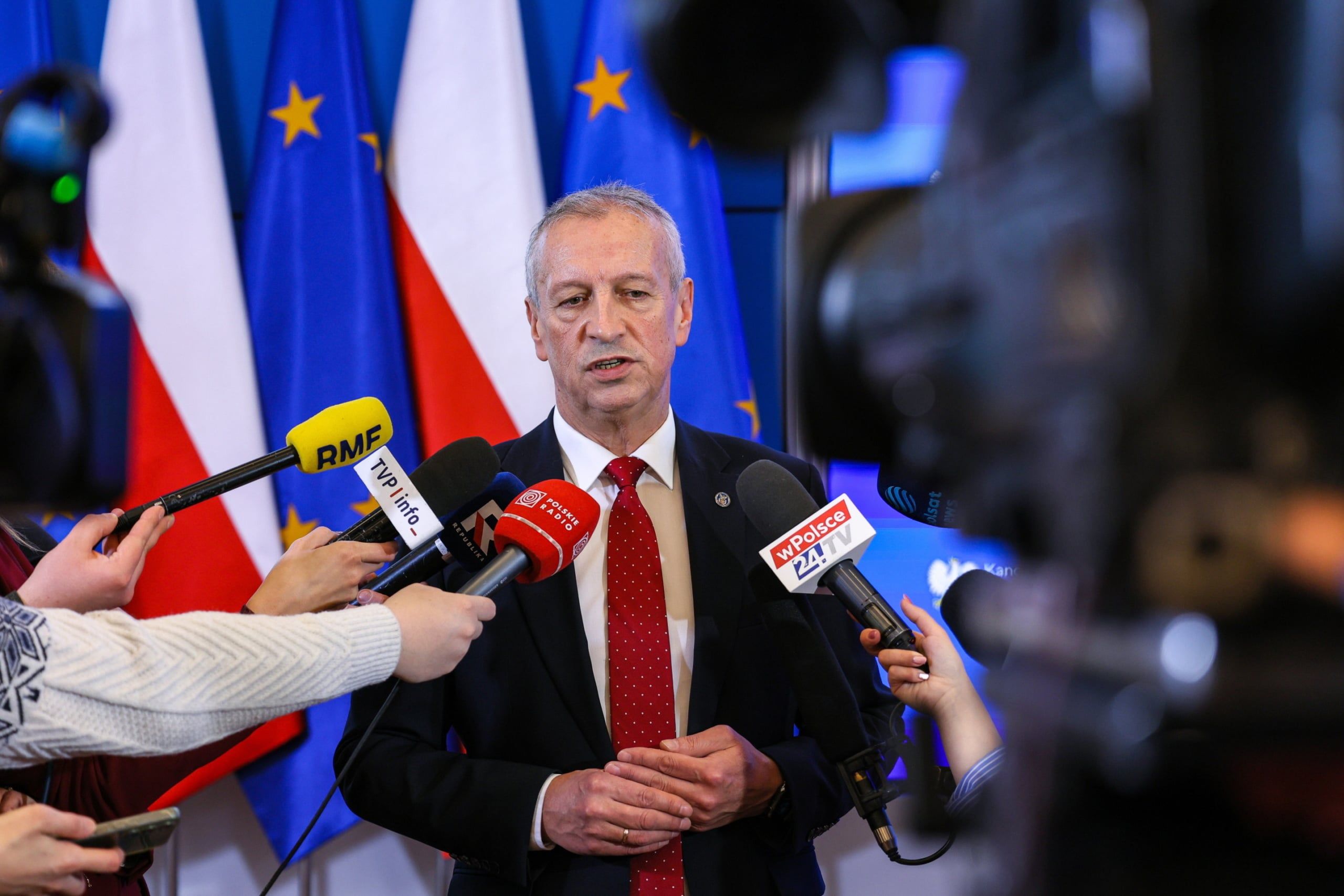 Rzecznik ministra koordynatora służb specjalnych Jacek Dobrzyński podczas wypowiedzi dla mediów w KPRM w Warszawie. Fot. PAP/Paweł Supernak