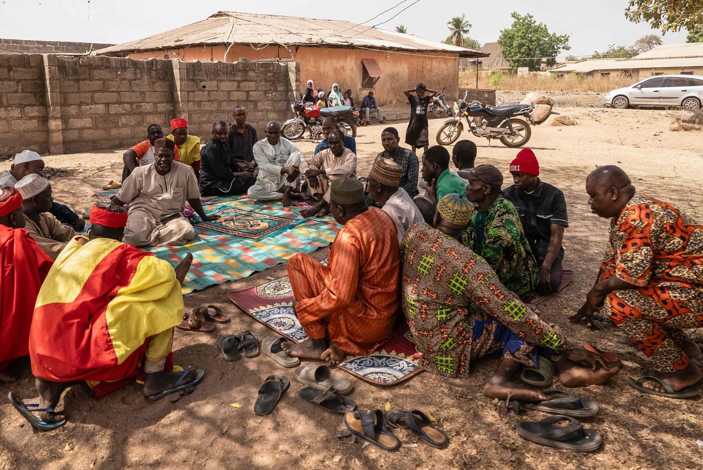 Mieszkańcy wioski ze stanu Kwara, którym udało się uciec przed masakrą. (fot. LIGHT ORIYE TAMUNOTONYE/AFP/East News)