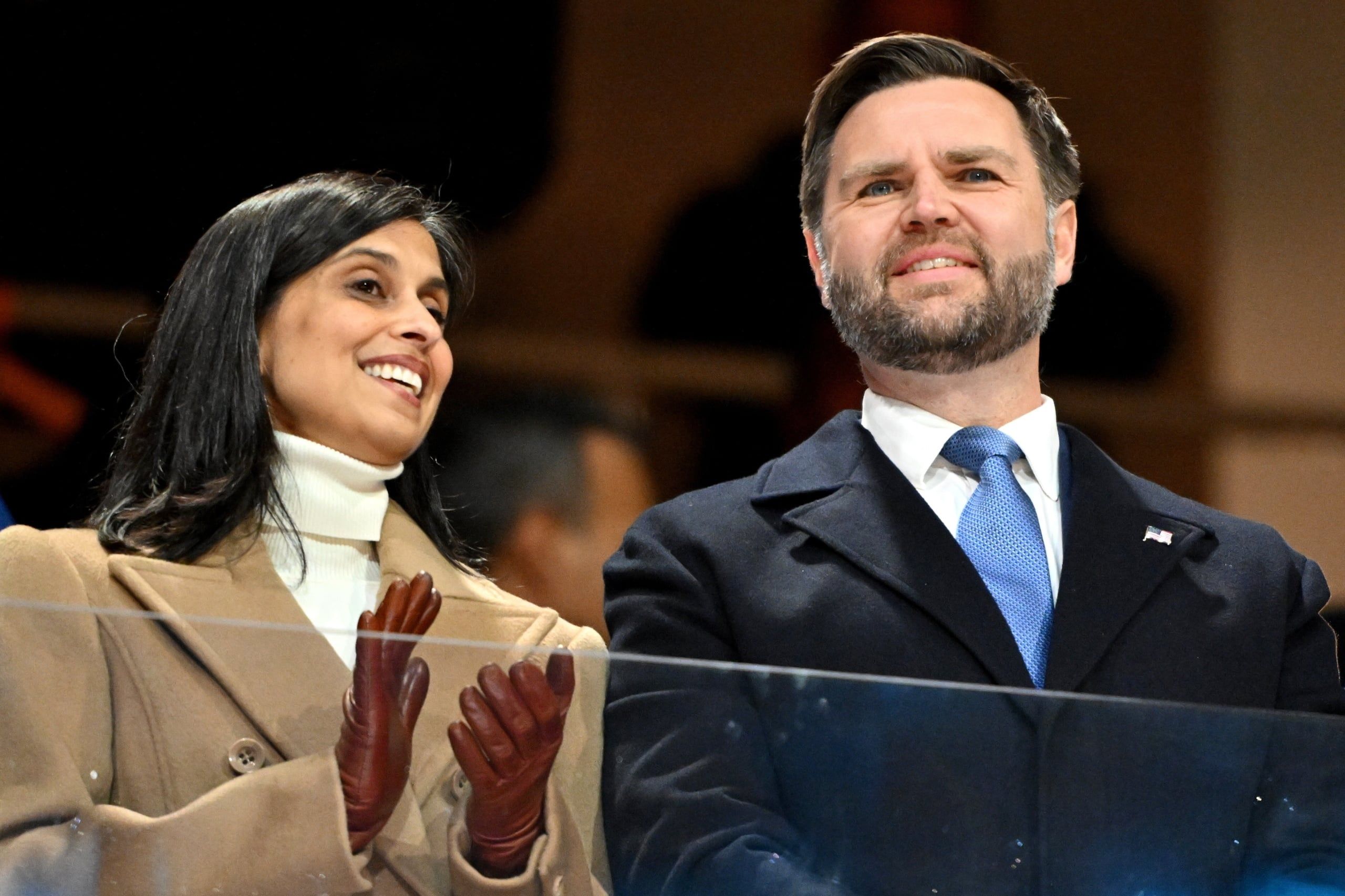 J.D. Vance z małżonką Ushą Vance podczas ceremonii rozpoczęcia zimowych igrzysk.