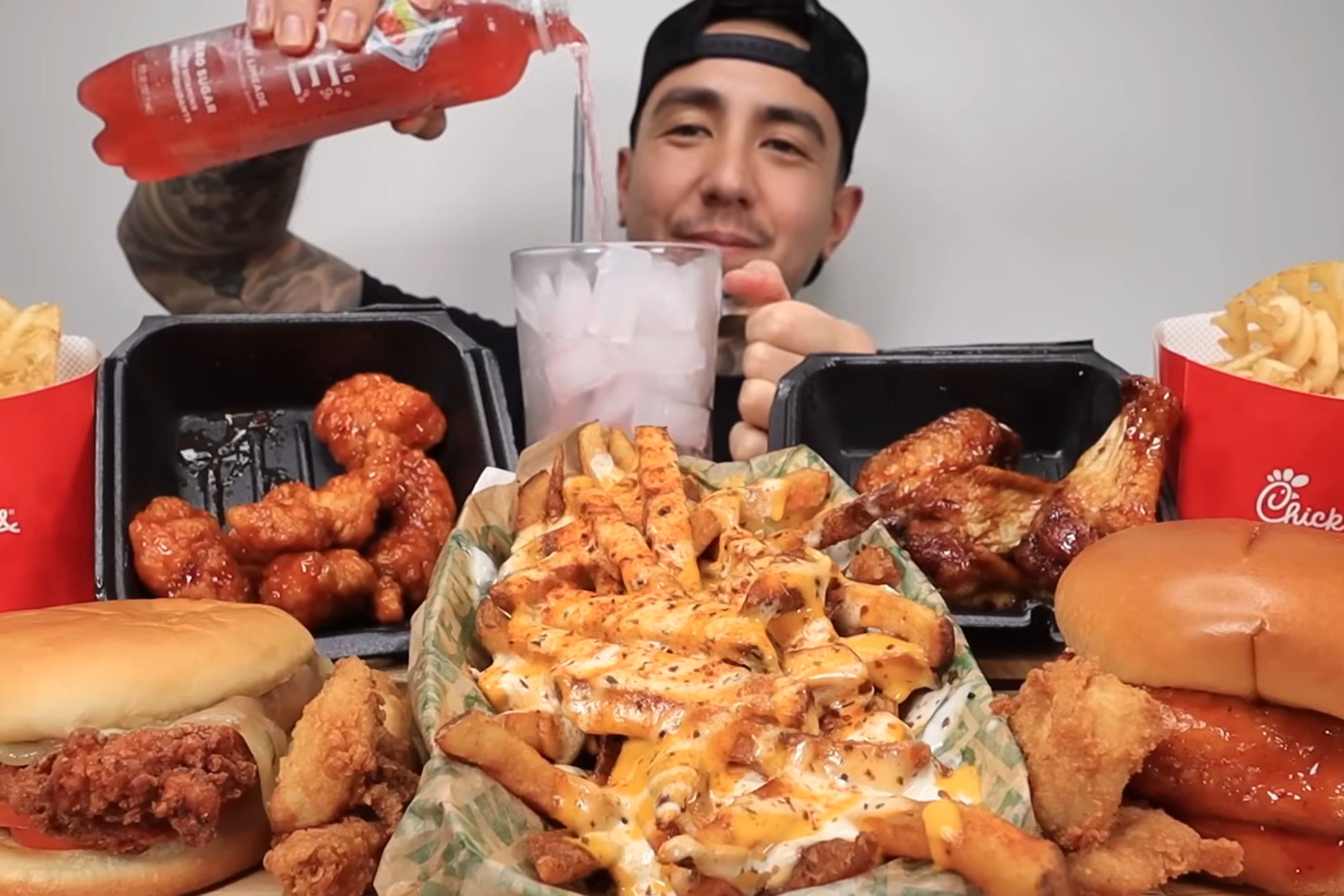 influencer-vartanfresh-nagrywajacy-mukbang