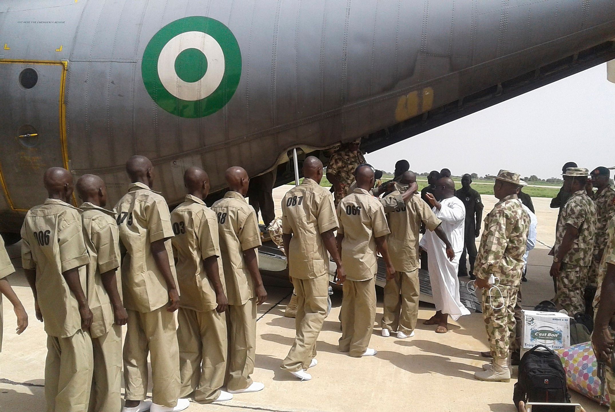 Bojownicy Boko Haram wchodzący na pokład samolotu nigeryjskiej armii – 9 lipca 2017 r. Zdjęcie ilustracyjne.