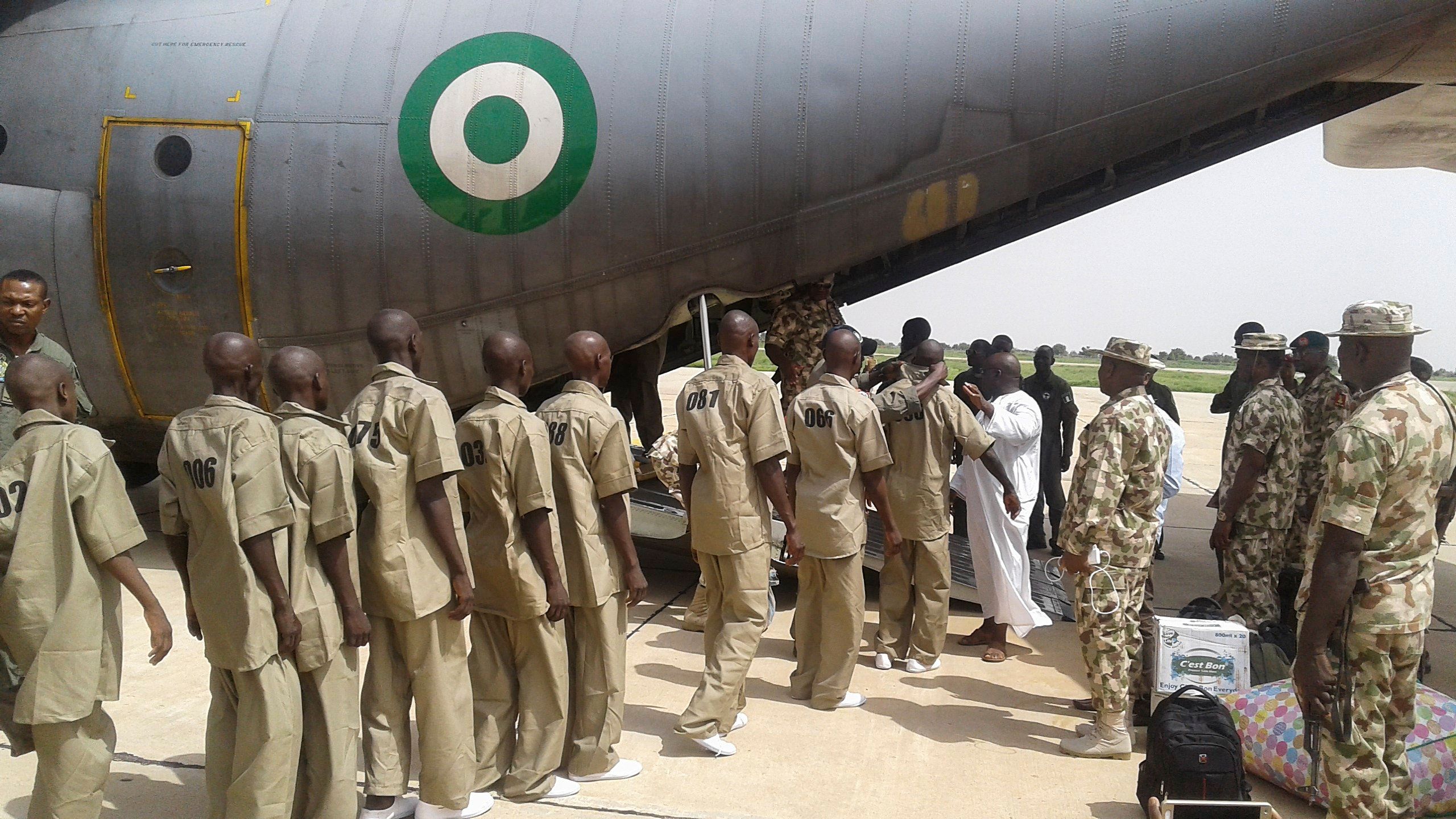Bojownicy Boko Haram wchodzący na pokład samolotu nigeryjskiej armii – 9 lipca 2017 r. Zdjęcie ilustracyjne.