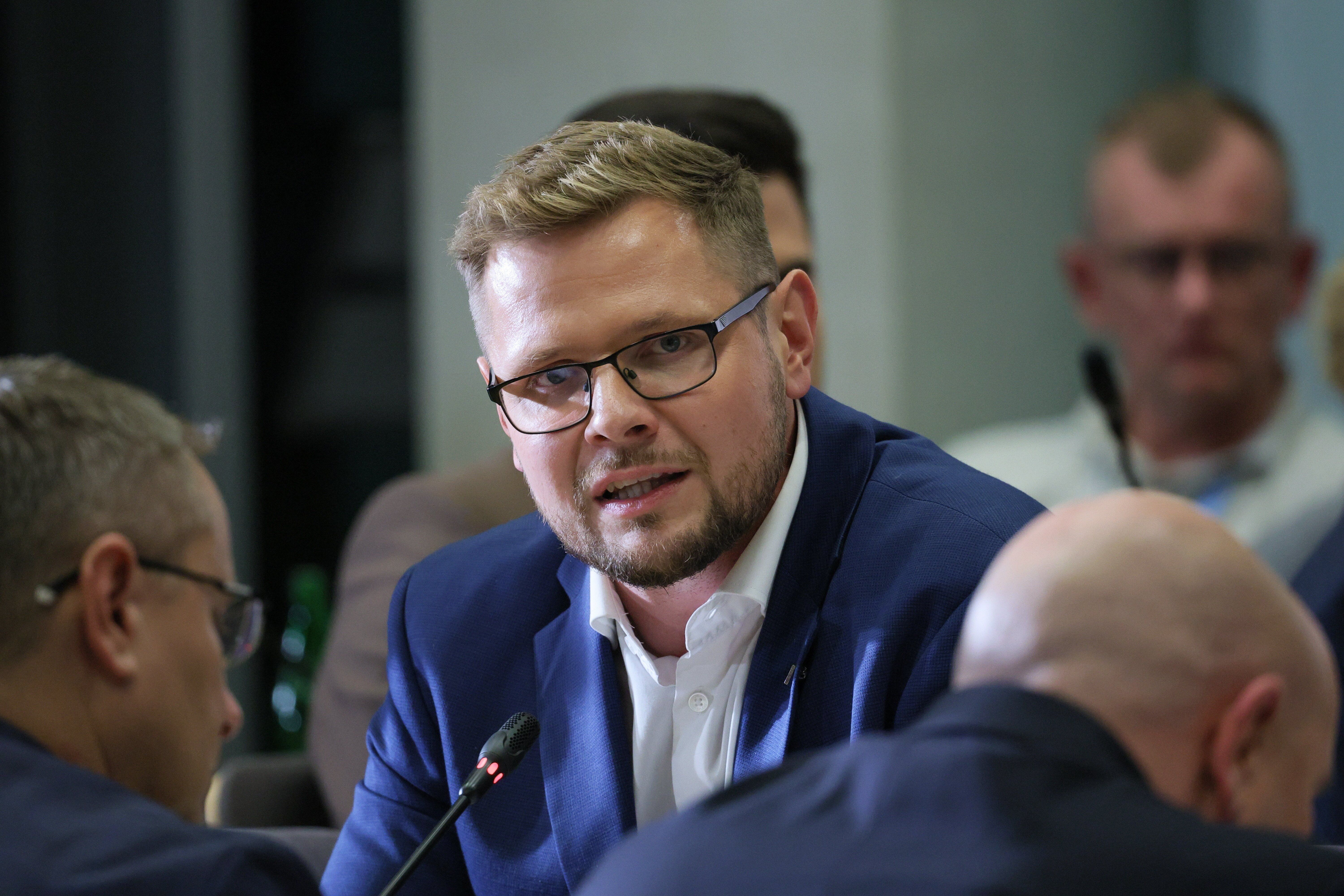 Poseł PiS Michał Woś na posiedzeniu Komisji Regulaminowej, Spraw Poselskich i Immunitetowych,