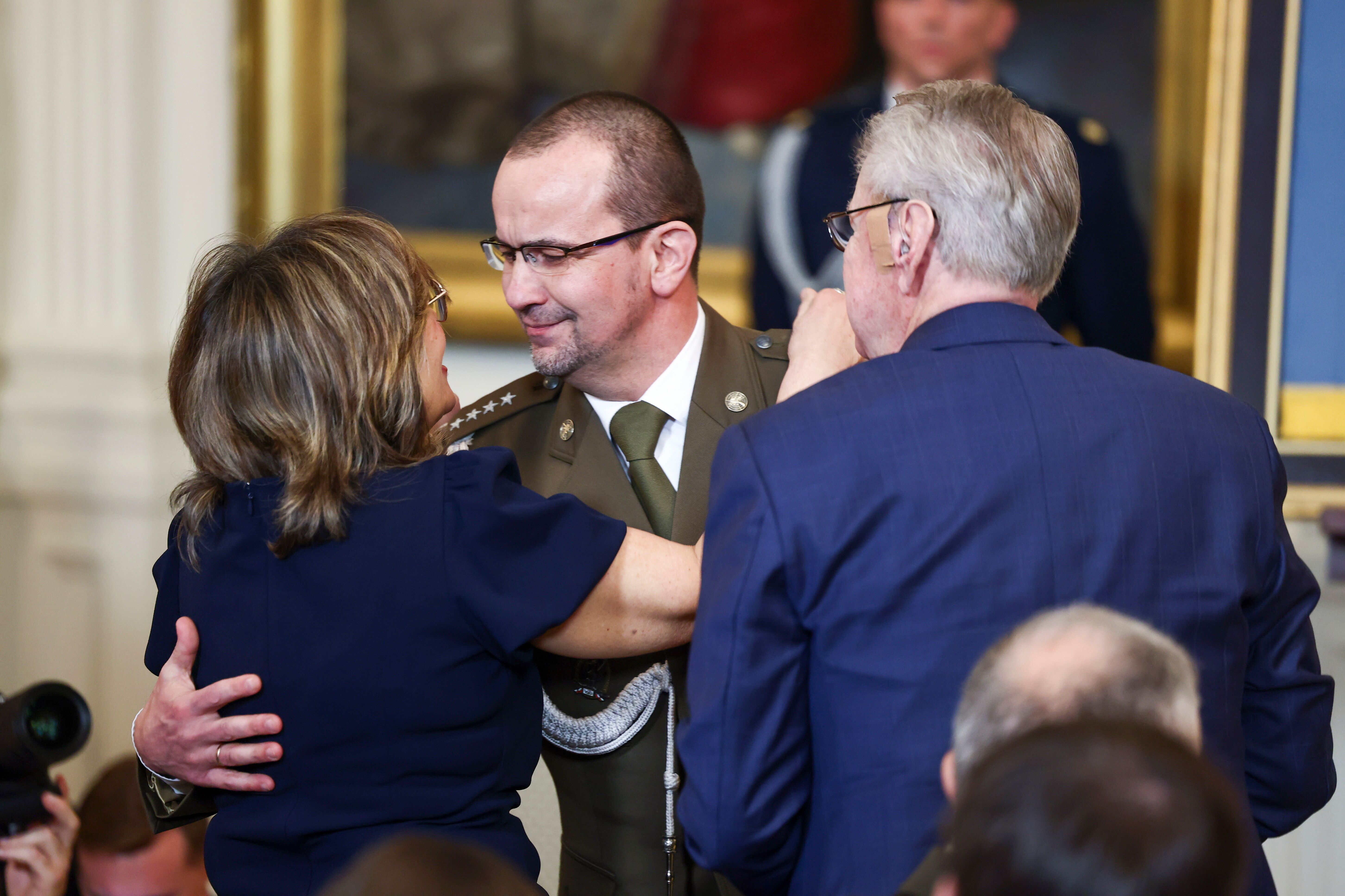 Karol Cierpica z rodzicami Michaela Ollisa