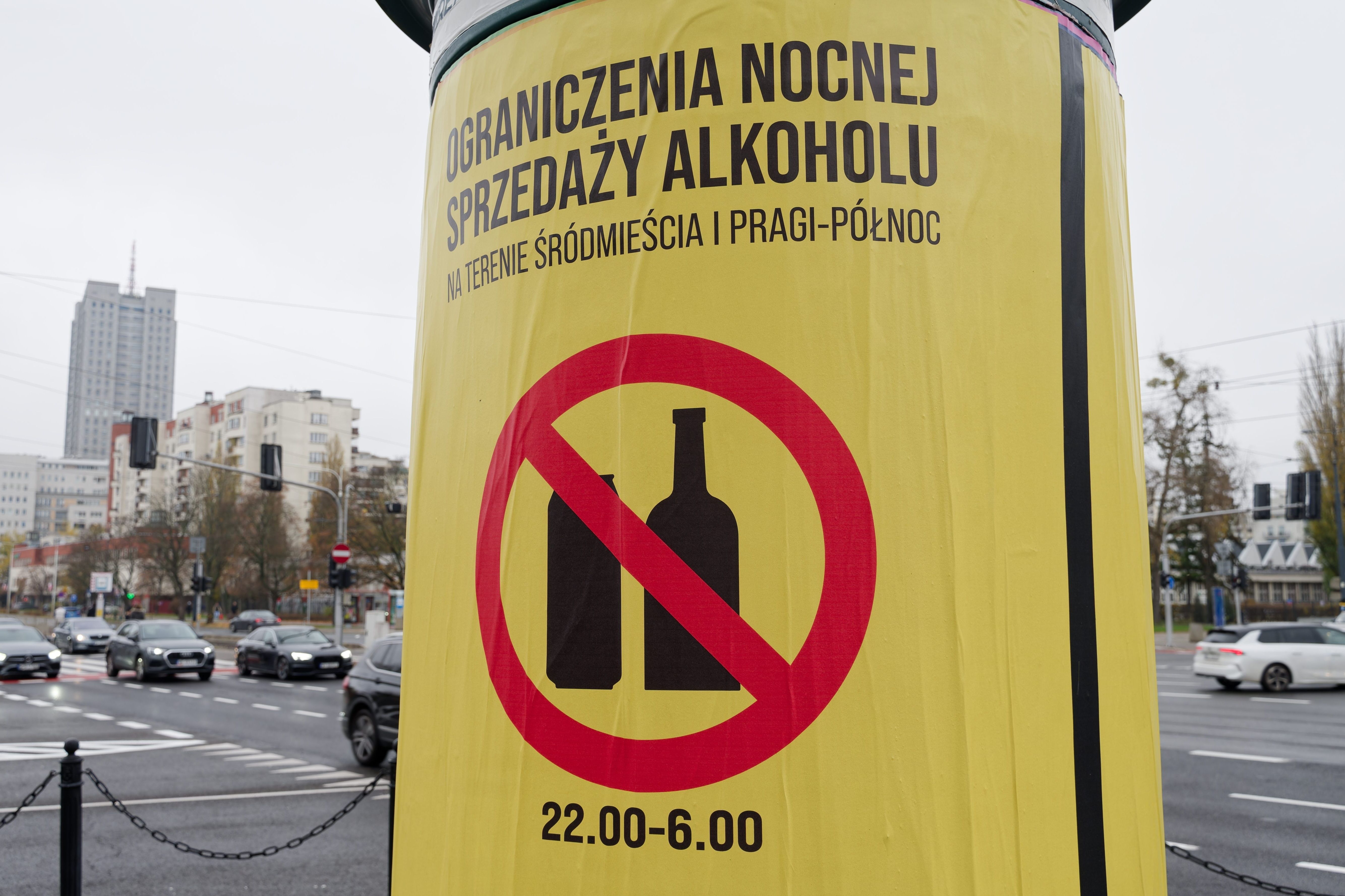 Plakat informujący o ograniczeniu sprzedaży alkoholu.
