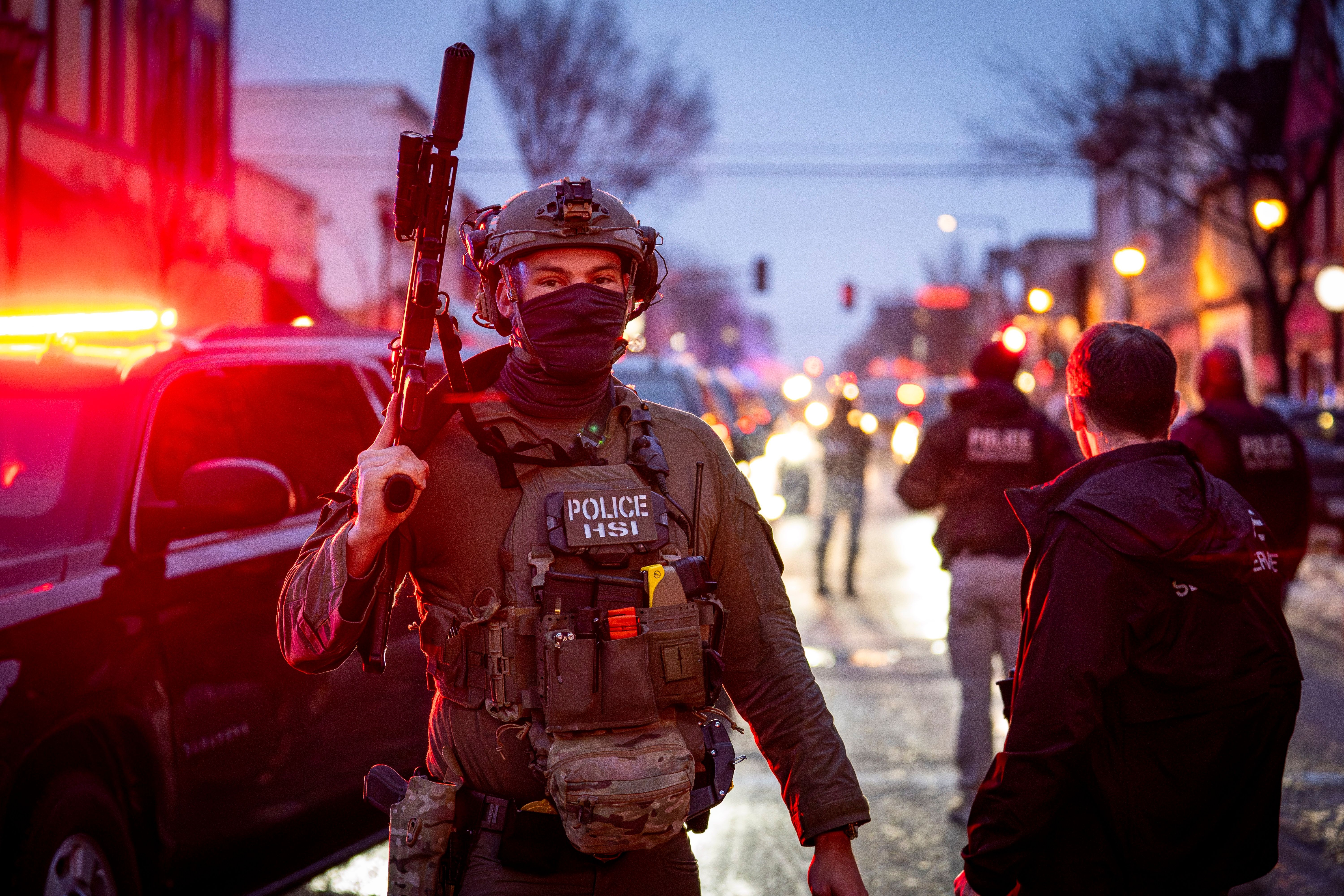 Funkcjonariusz Homeland Security Investigations (HSI) podczas operacji w Minneapolis, 6 stycznia 2026 r.