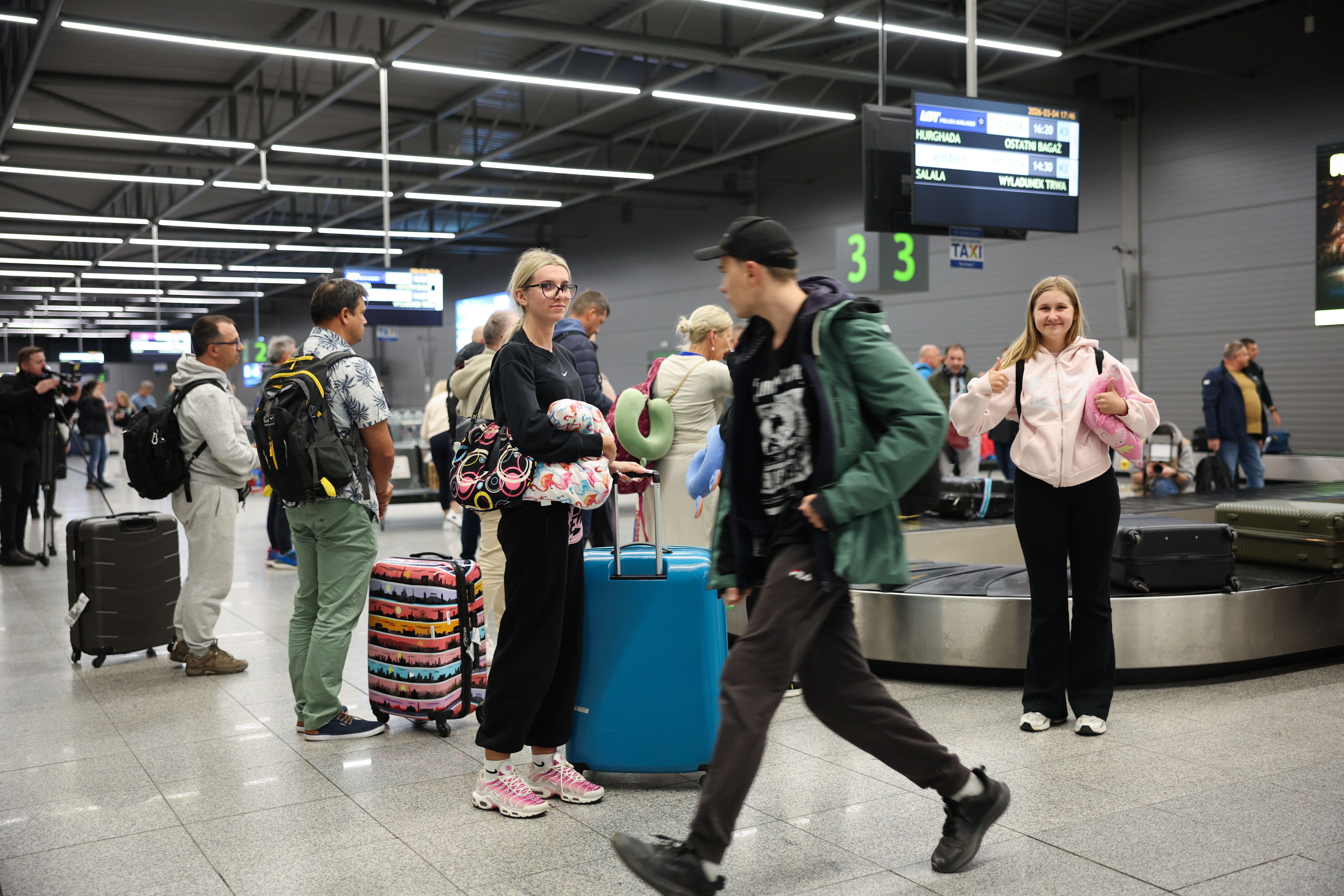 Pyrzowice, 04 marca. Przylot Polaków ewakuowanych z Omanu.