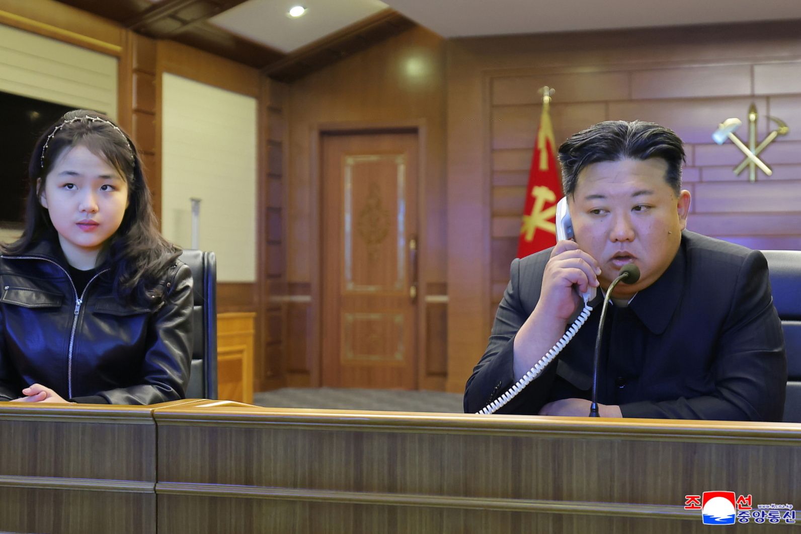 Kim Dzong Un (P) i jego córka Kim Ju Ae (L)