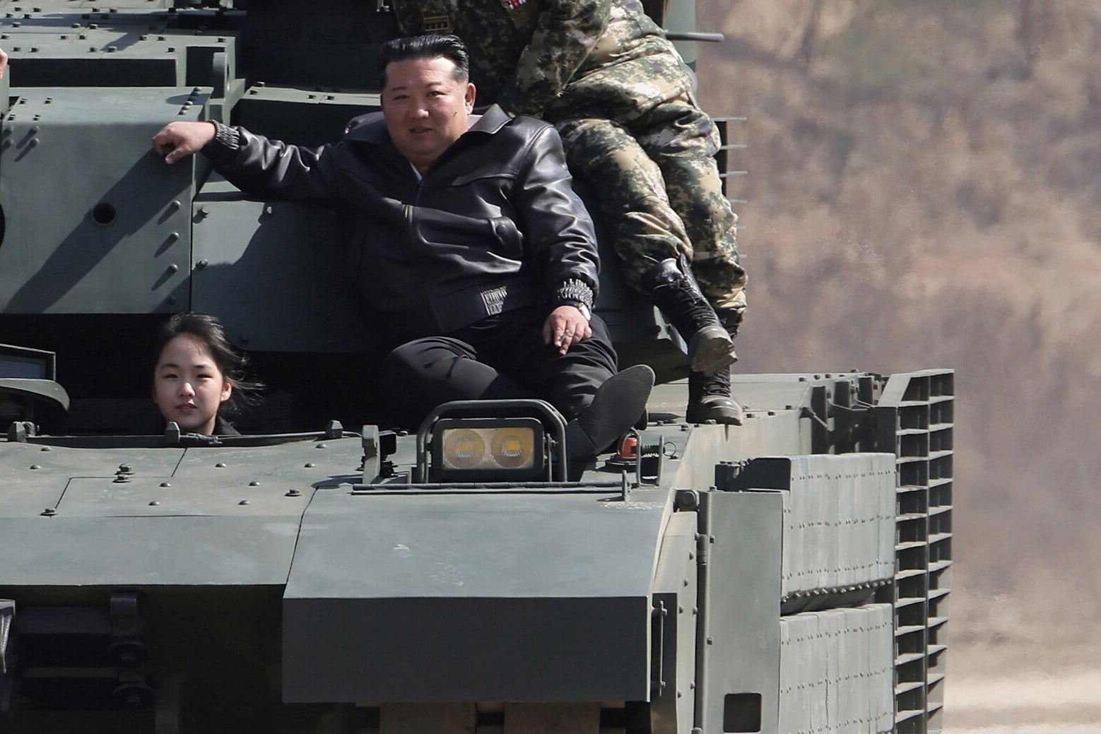 Kim Dzong Un na czołgu