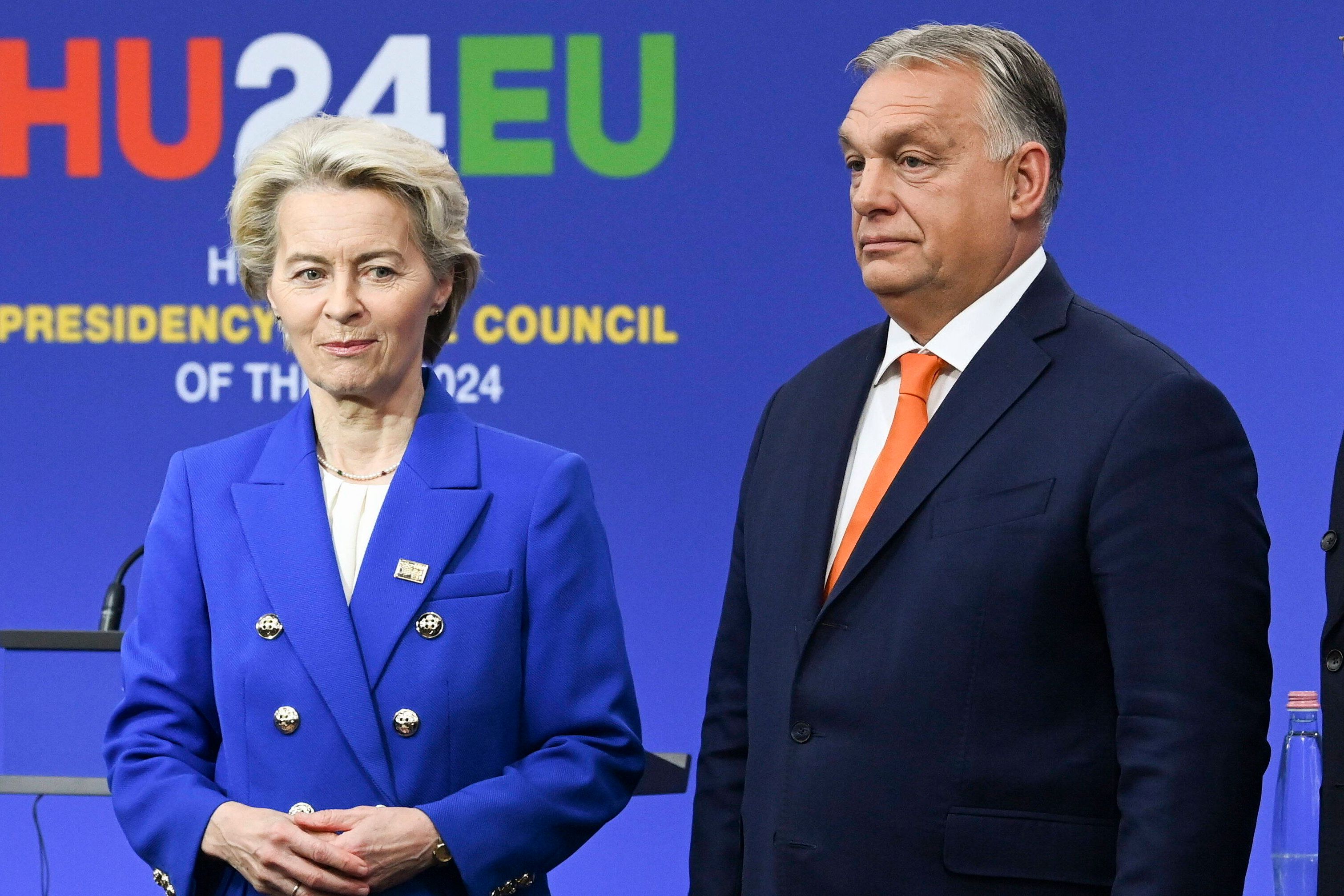 Szefowa KE Ursula von der Leyen i premier Węgier Viktor Orban