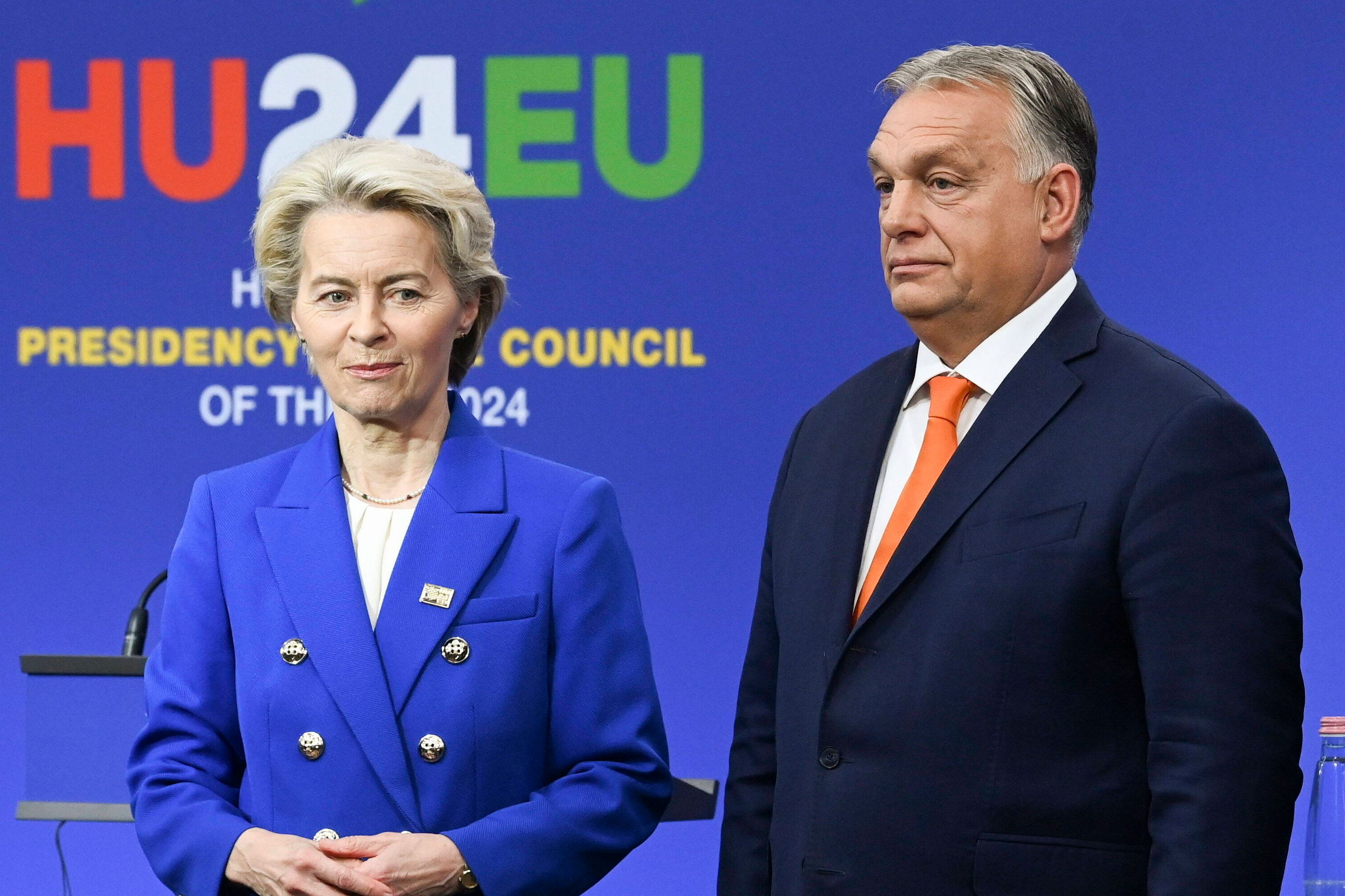 Szefowa KE Ursula von der Leyen i premier Węgier Viktor Orban