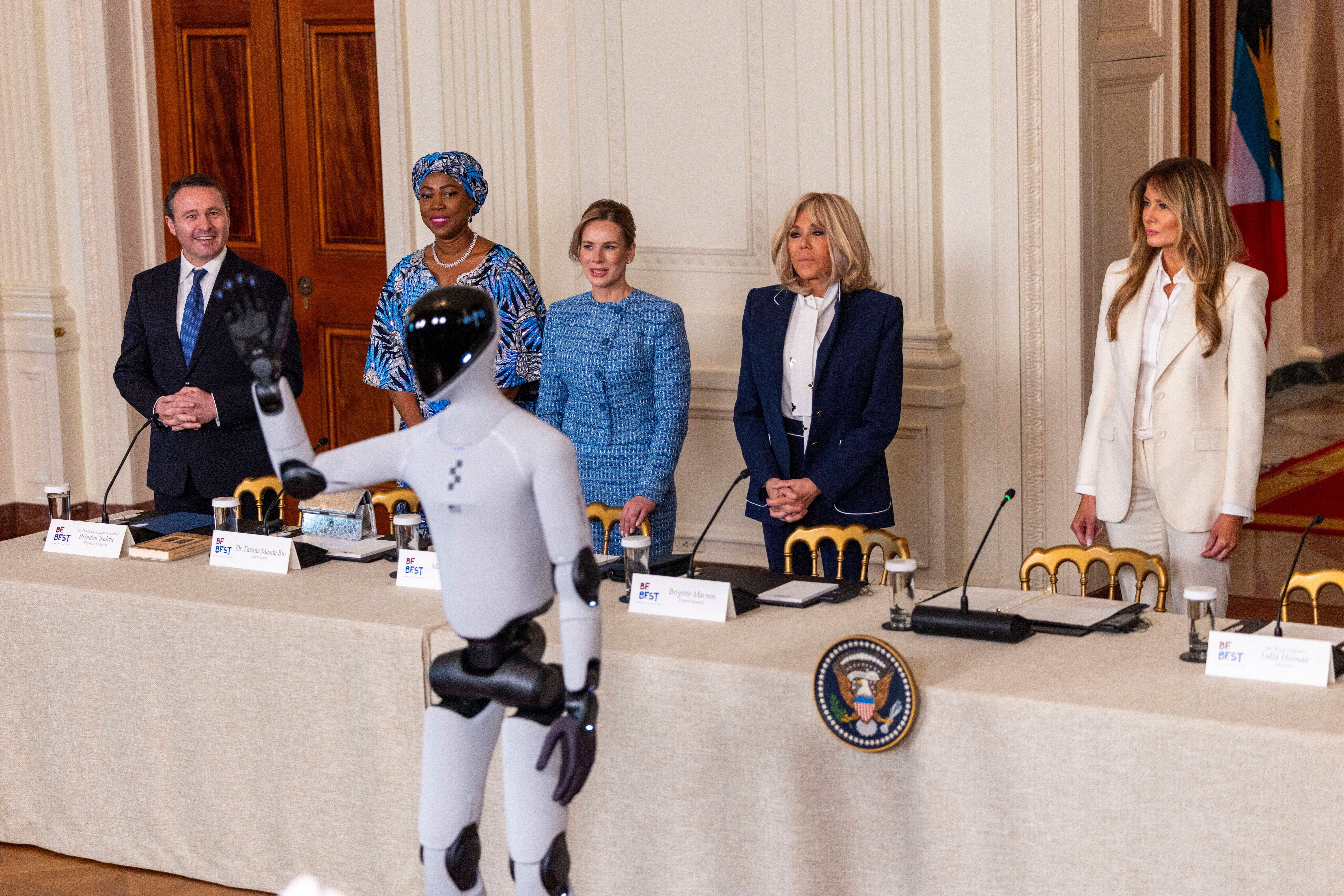 Pierwsza Dama USA Melania Trump, Pierwsza Dama Francji Brigitte Macron, Pierwsza Dama Polski Marta Nawrocka, Pierwsza Dama Sierra Leone Fatima Maada Bio i Pierwszy Dżentelmen Kosowa Prindon Sadriu.