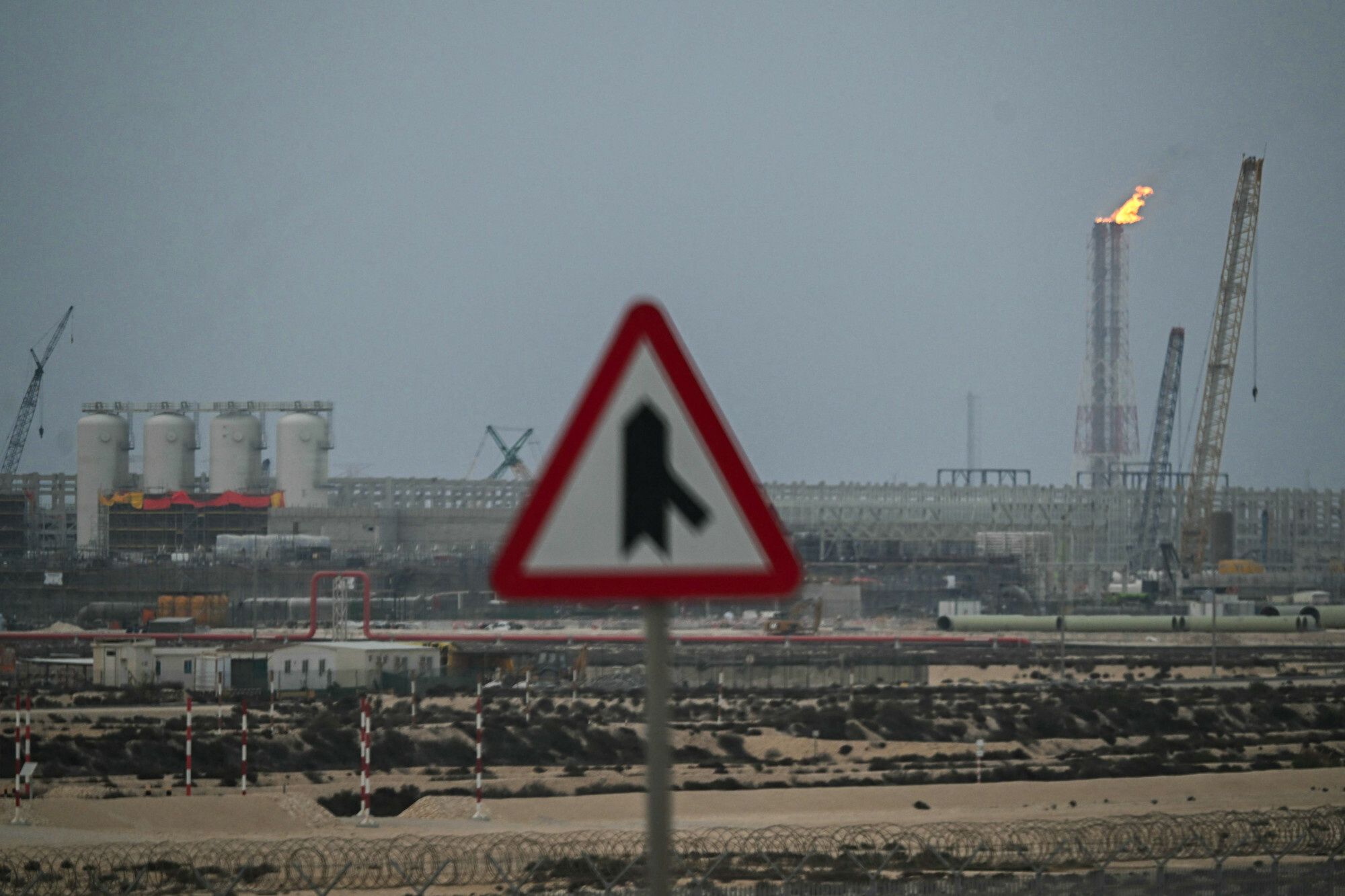 Naprawa zniszczonej infrastruktury energetycznej na Bliskim Wschodzie będzie kosztować miliardy dolarów. Na zdj. kompleks gazowy Ras Laffan w Katarze