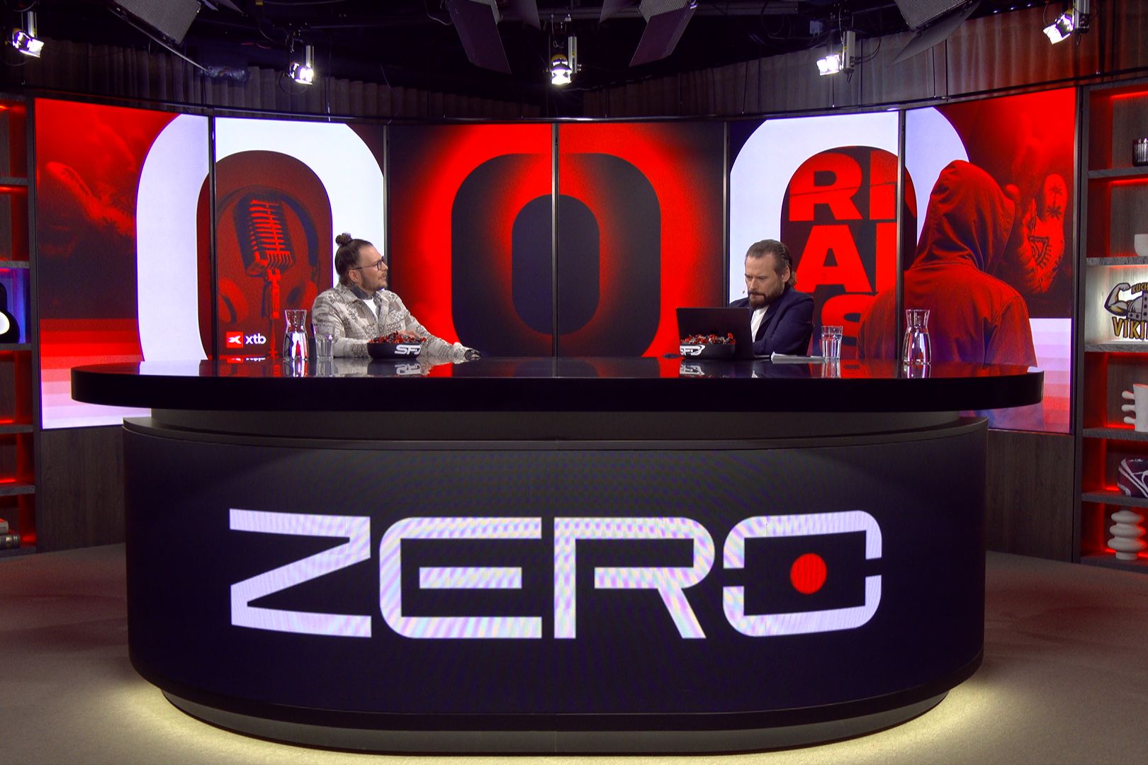 Żurnalista i Krzysztof Stanowski w studiu.