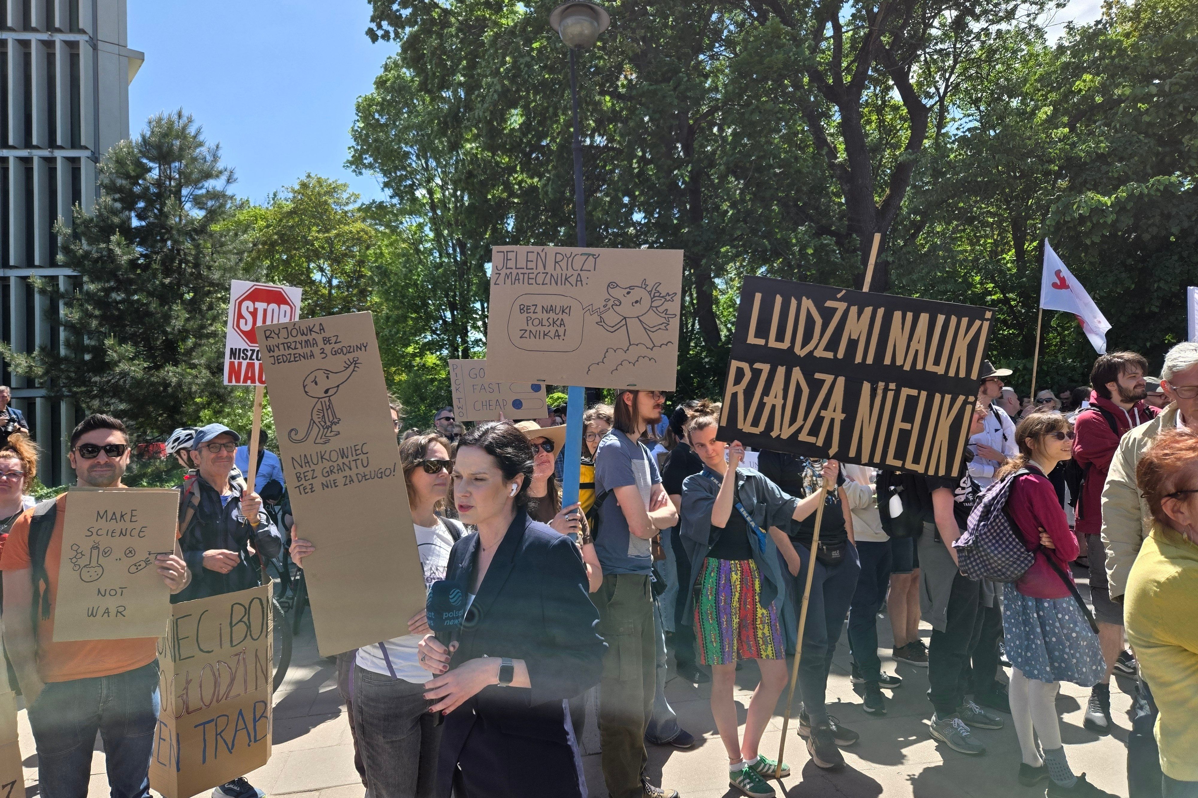 Protest środowisk naukowych przed budynkiem Sejmu.