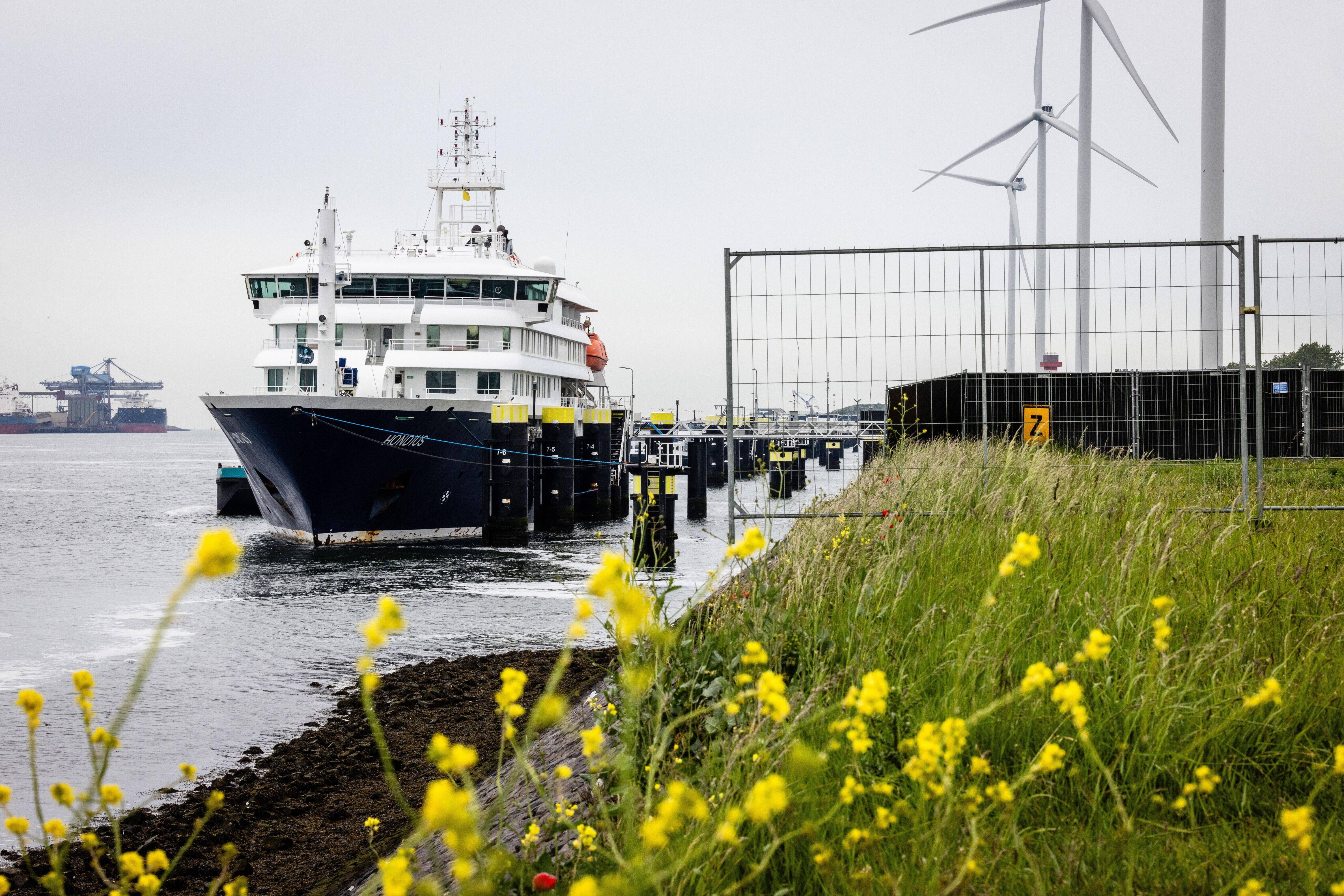Cleaning begins of MV Hondius at the Port of Rotterdam following hantavirus outbreak