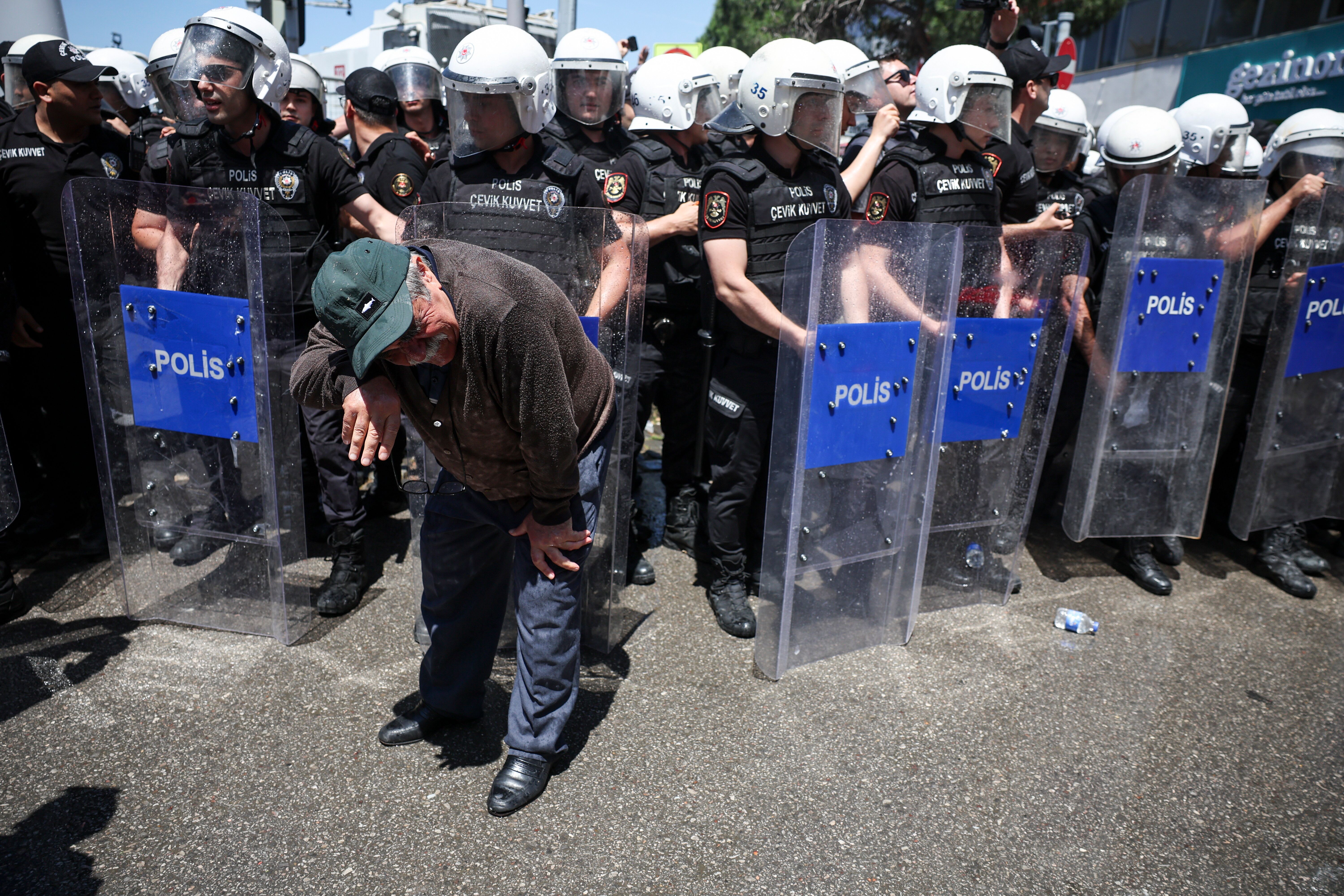 Ousted Turkish opposition leader holds rally in Izmir