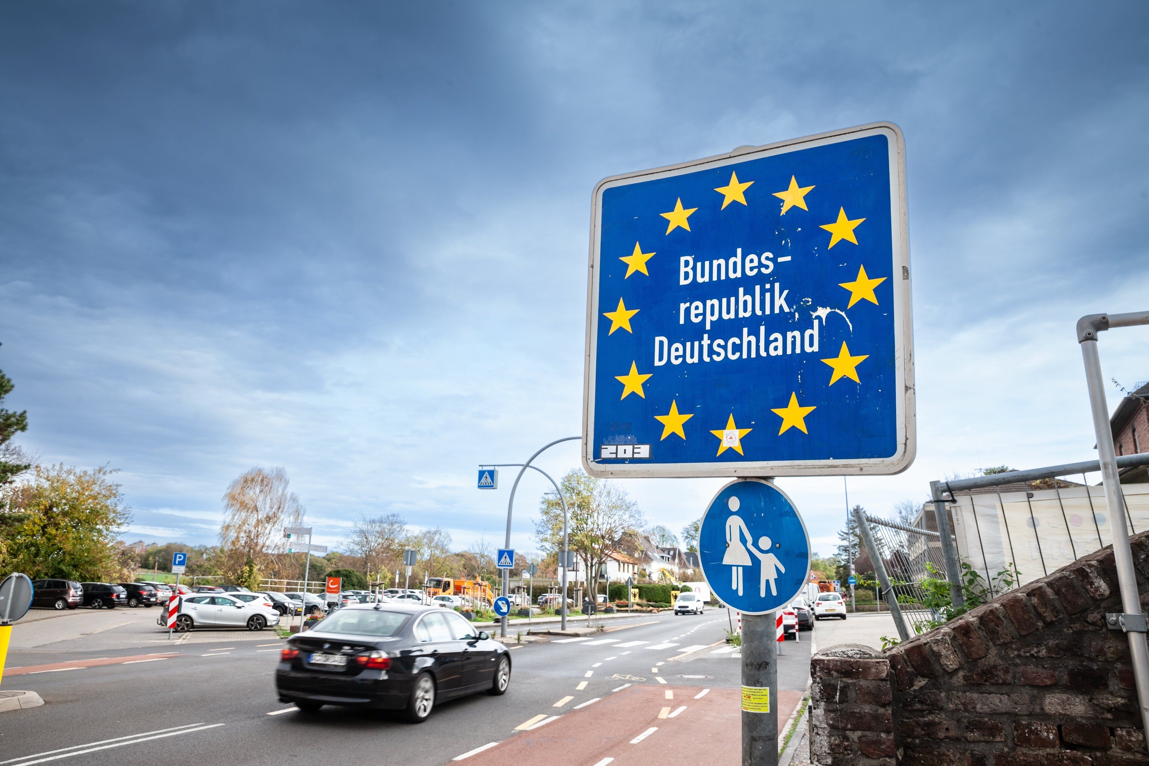 Aachen,,Germany,-,November,8,,2022:,Standard,Eu,Border,Roadsign