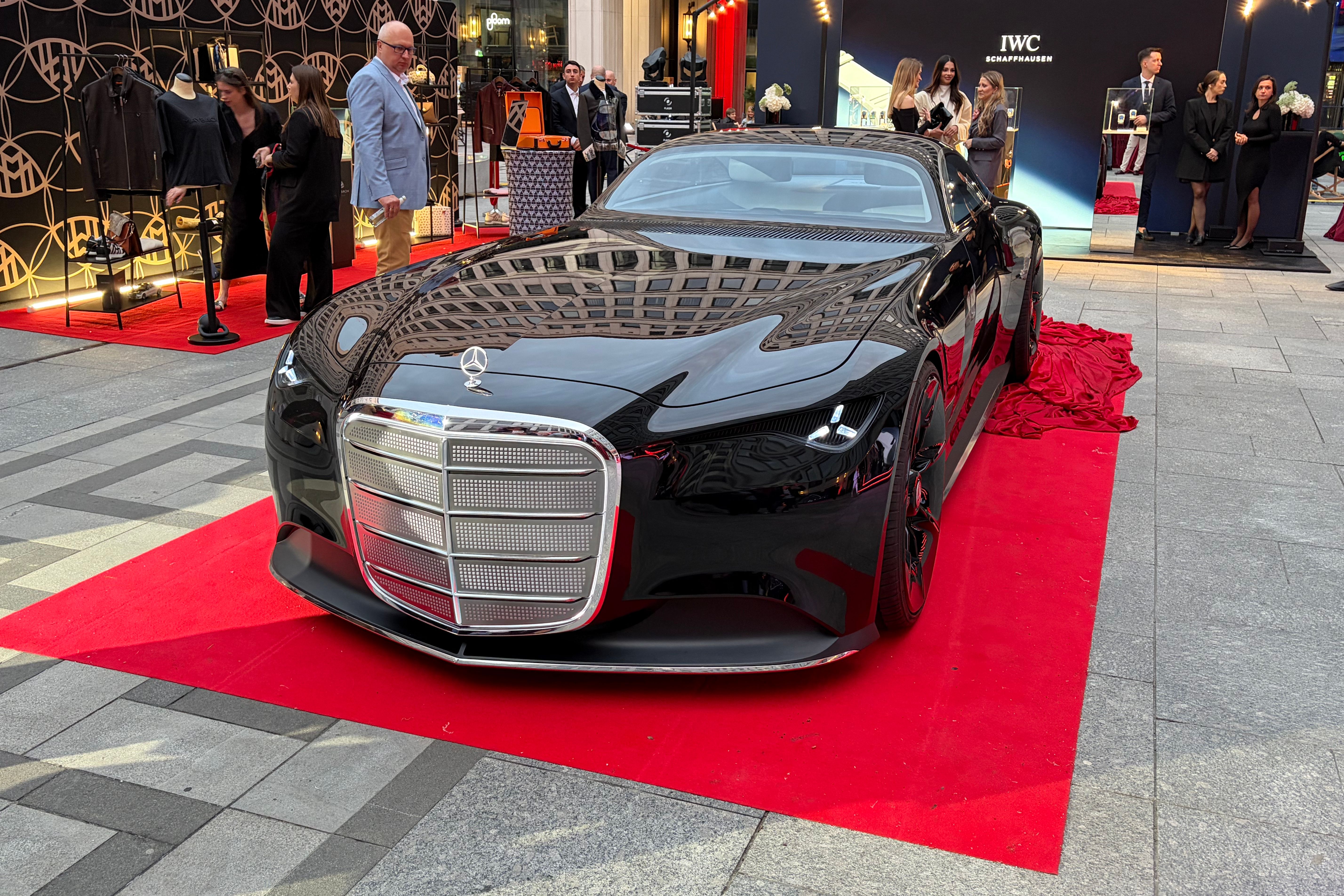 Przyszłość jest teraz. Mercedes-Benz Vision Iconic gwiazdą wieczoru w centrum Warszawy