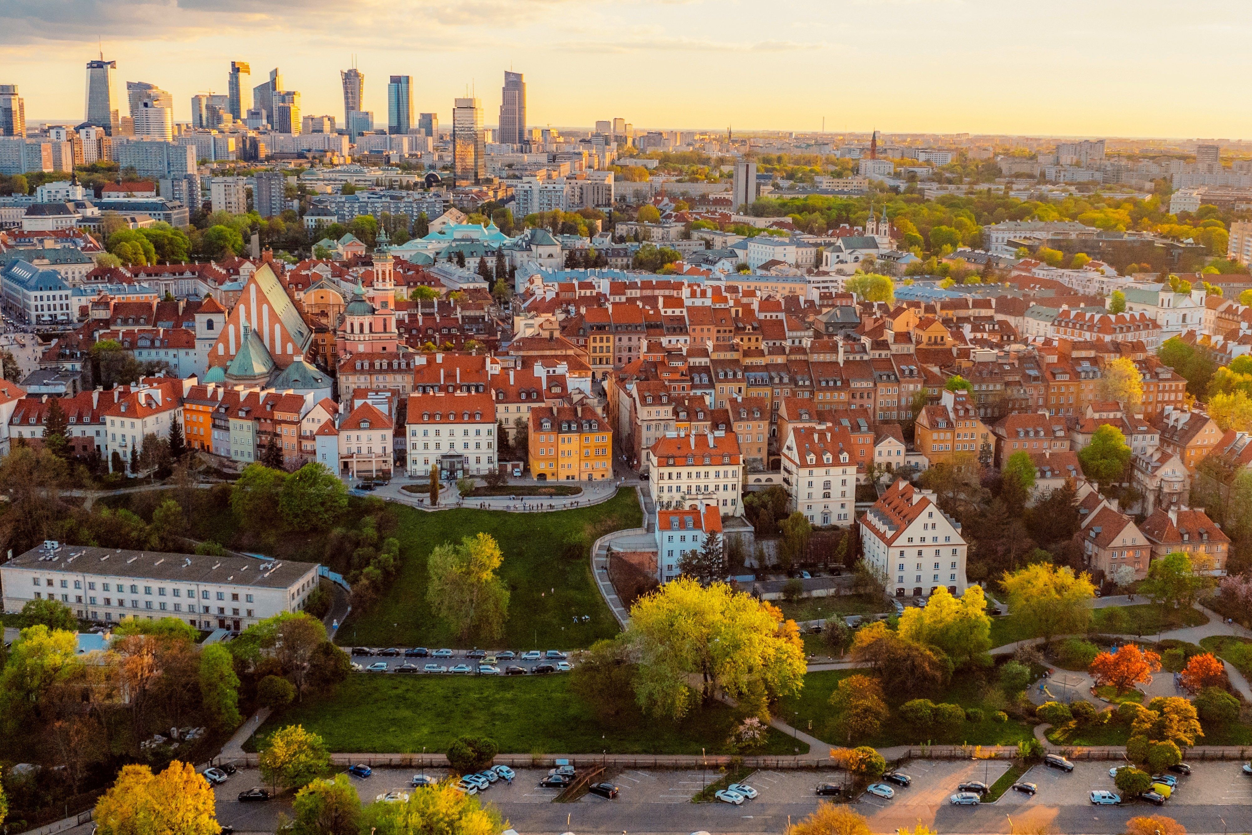Warsaw,Old,City,Center,And,Skyscrapers,In,The,Background,Vistula