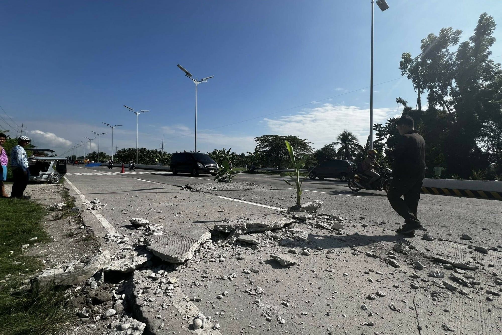 Trz?sienie ziemi o magnitudzie 7.8 na Filipinach