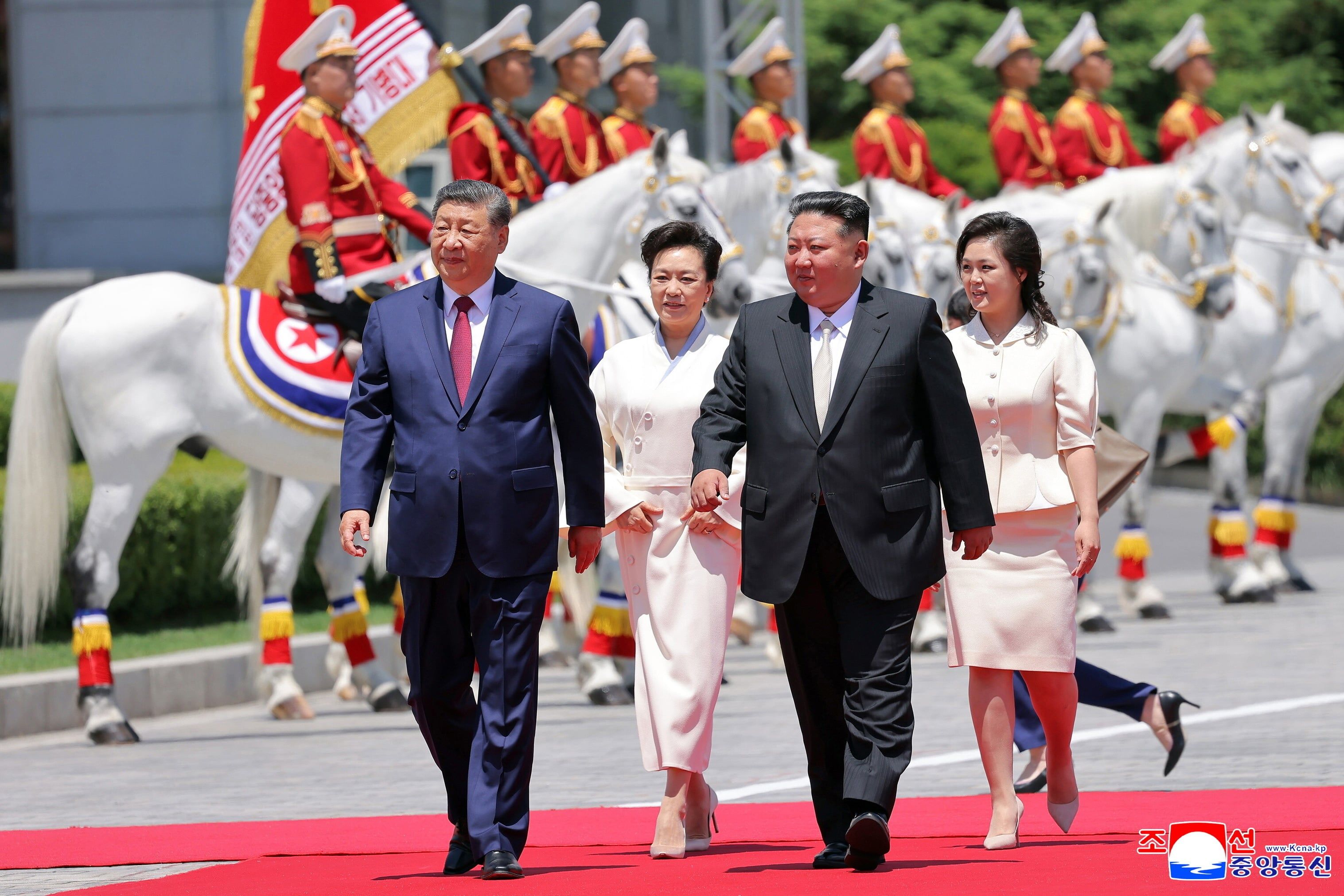 Xi Jinping witany w Korei Północnej.