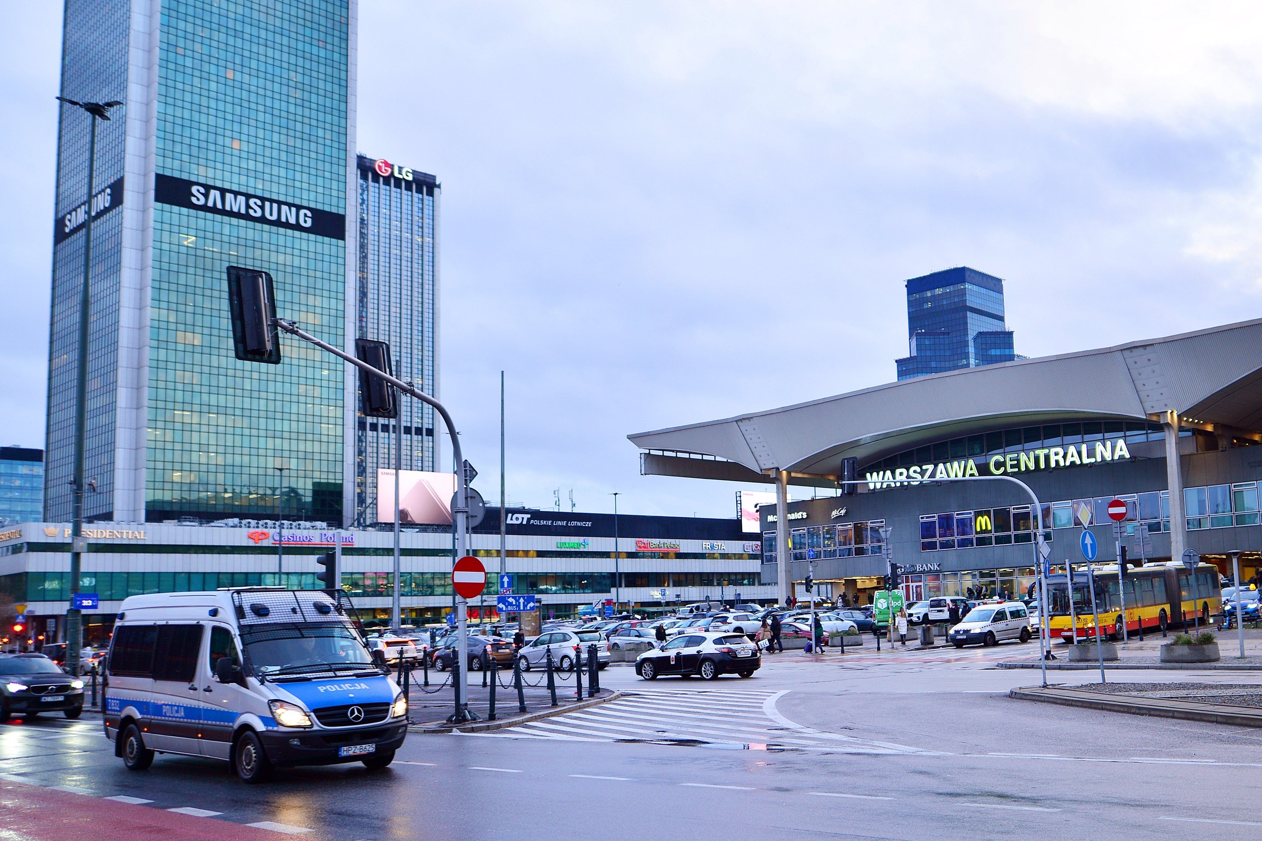 Widok na budynek dworca Warszawa Centralna.