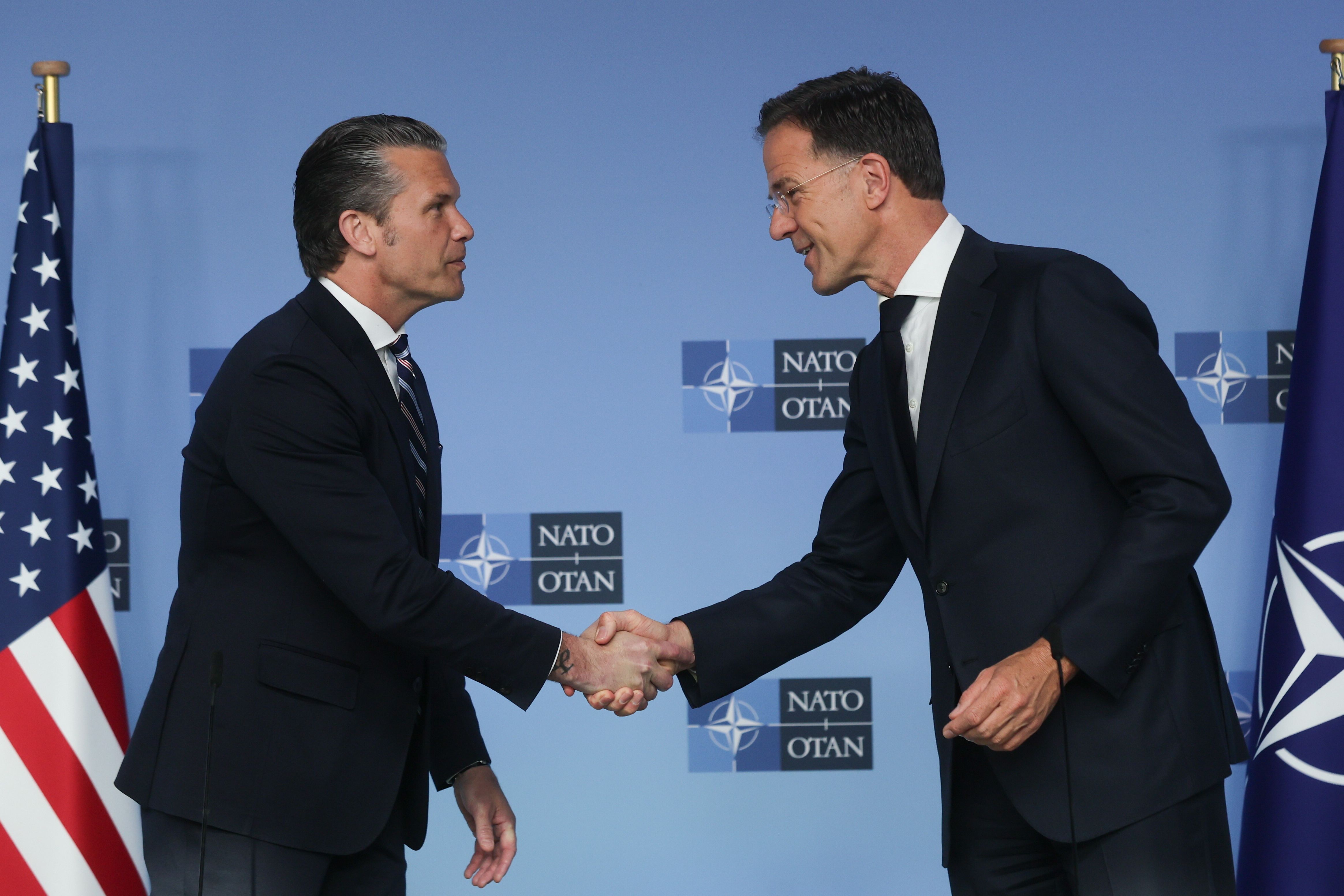 Sekretarz wojny Pete Hegseth i sekretarz generalny NATO Mark Rutte