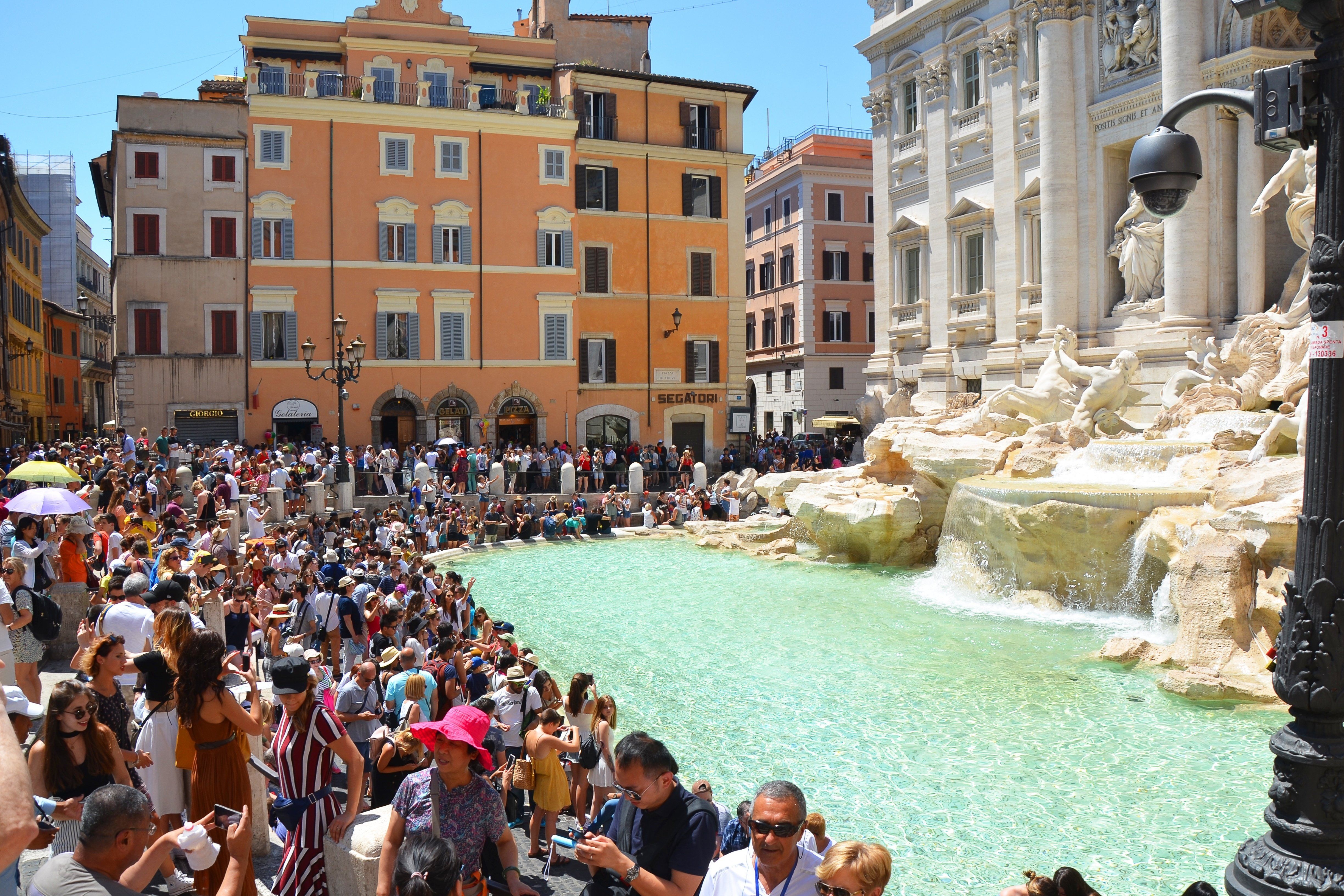 Rome,,Italy,-,July,01,,2018:,Trevi,Fountain,Crowded,With