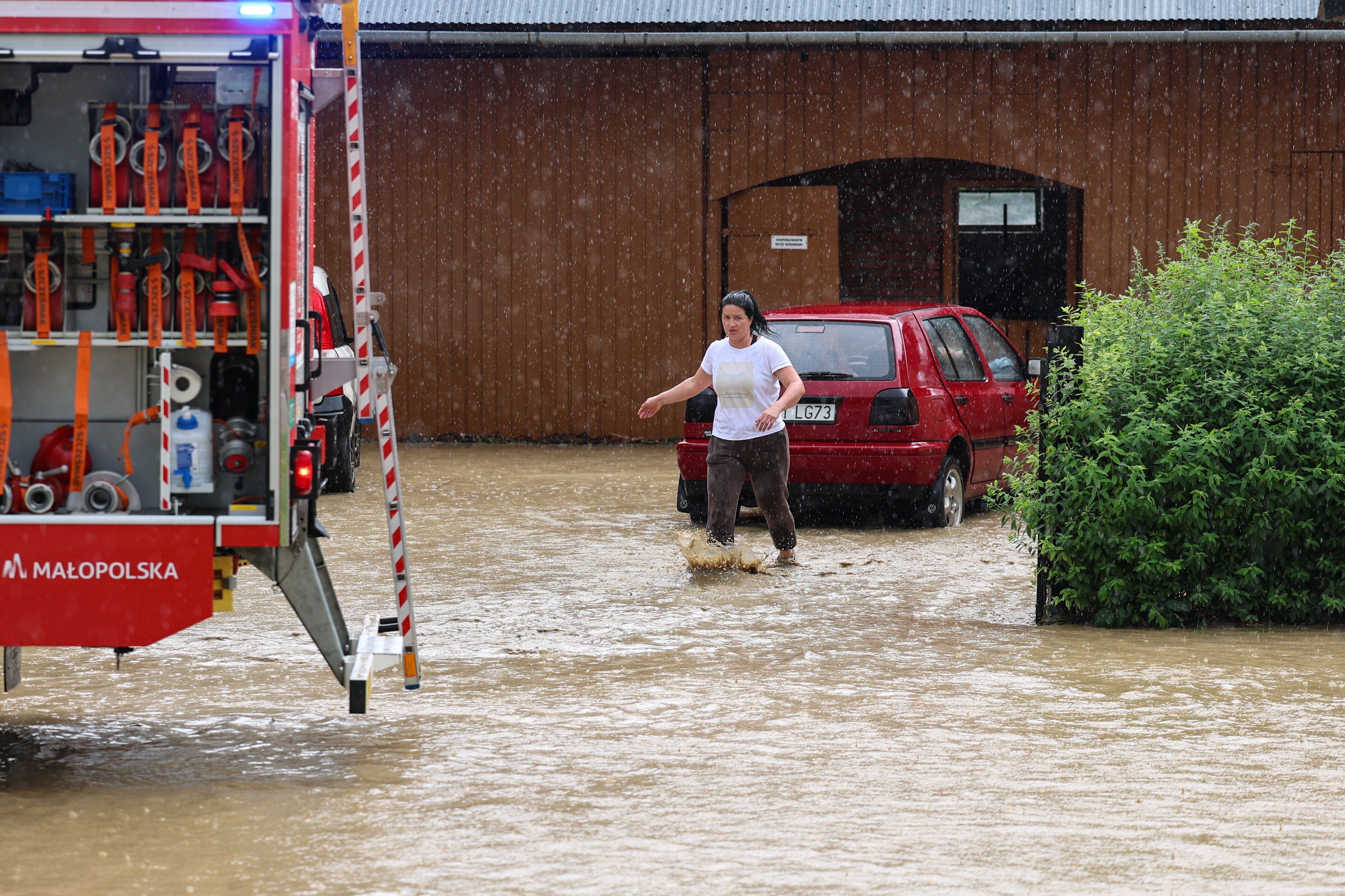 W poniedziałek nad Polską przeszły intensywne opady deszczu i burze, powodując zalania w Stalowej Woli oraz w Białym Dunajcu.