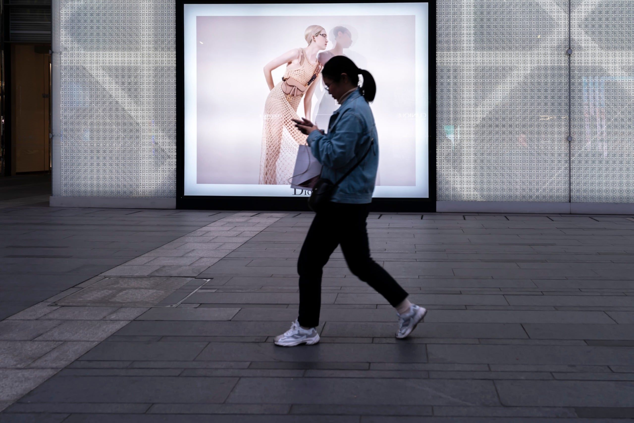 Chengdu,,Sichuan,/,China,-,March,07,2019:,Consumers,Passing