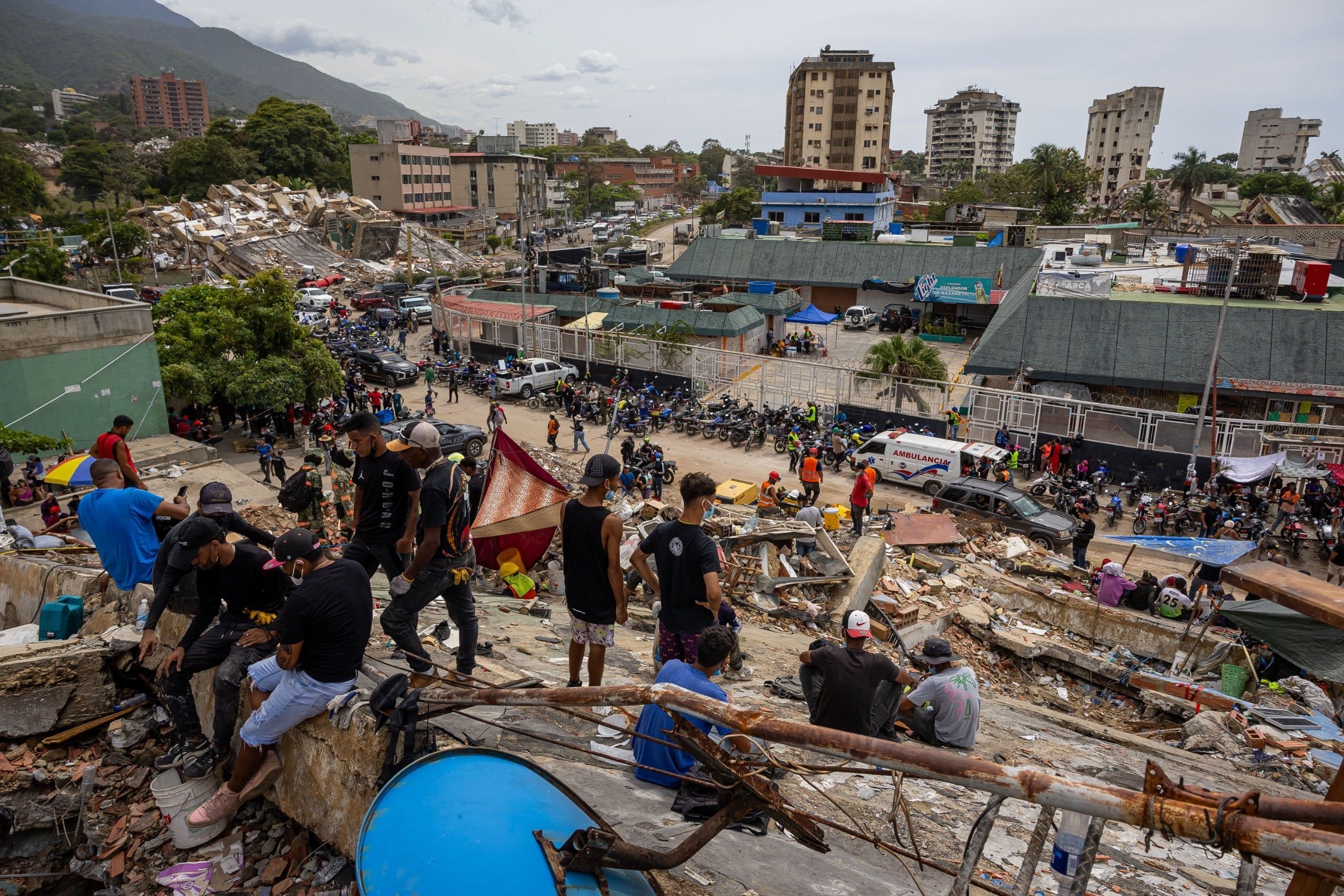 Earthquake survivors set up camp in La Guaira