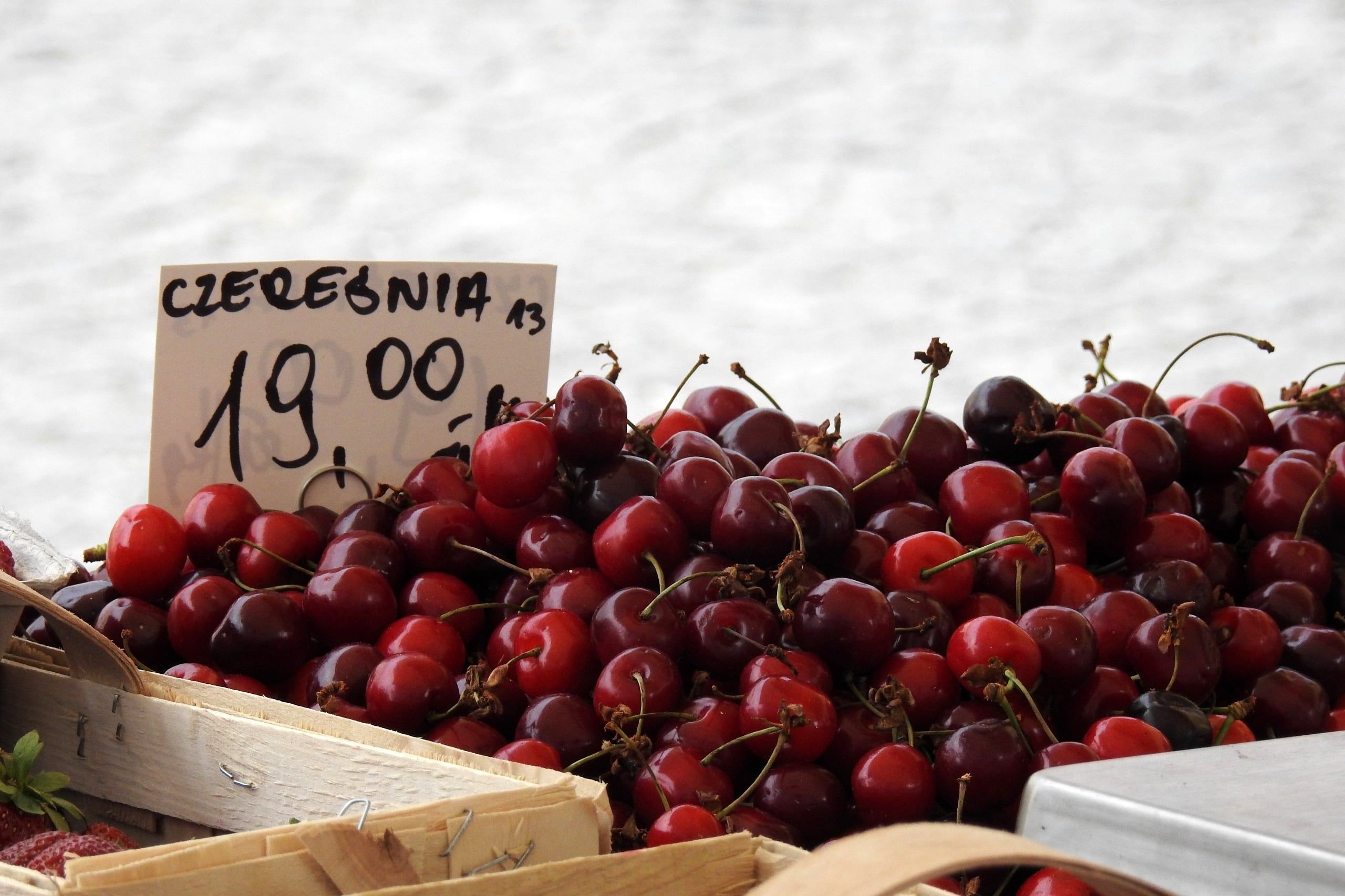 Ripe,,Red,Cherries,Piled,In,An,Outdoor,Street,Stall,In