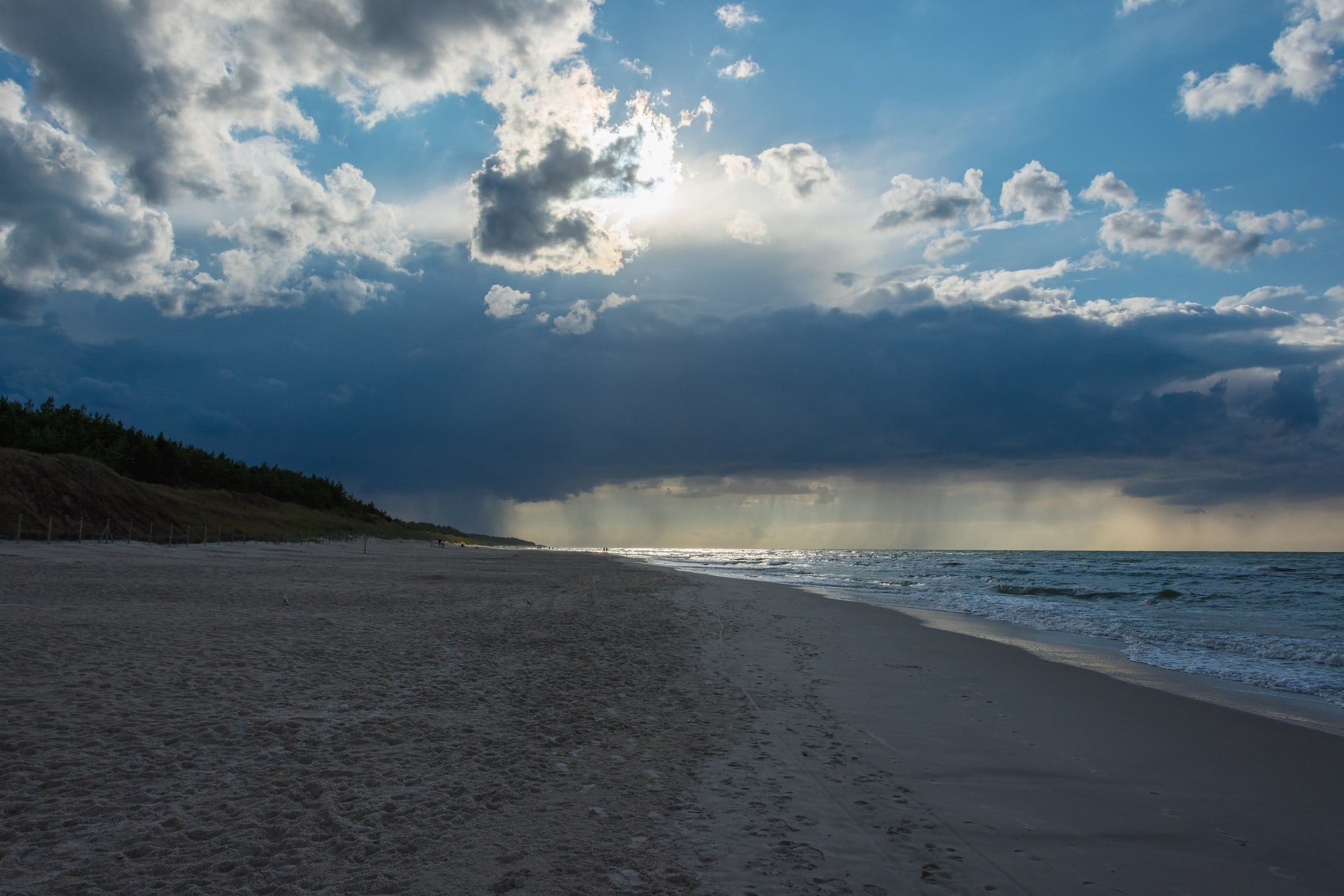 Dramatic,Storm,Clouds,With,Visible,Rain,Showers,Over,The,Baltic
