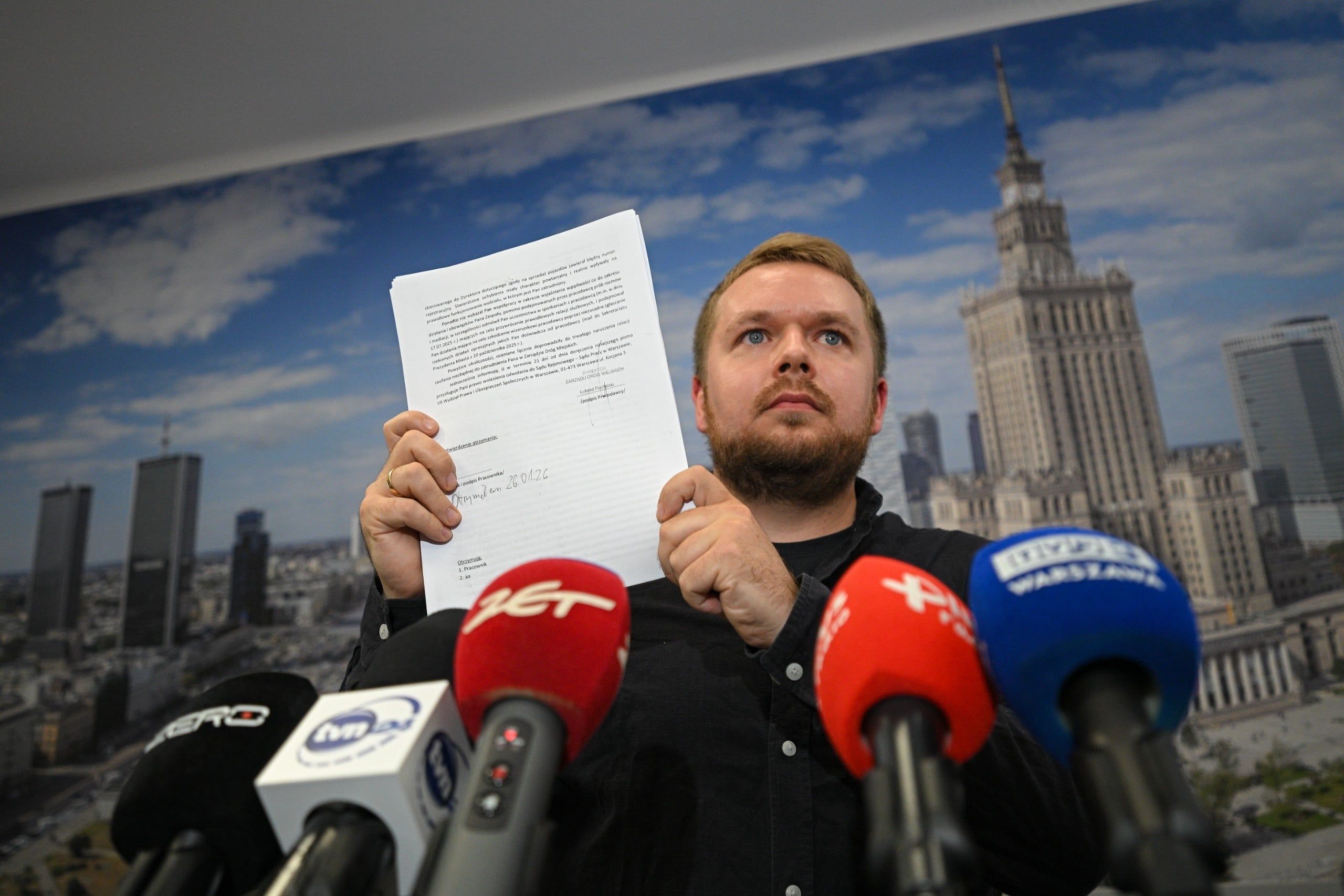 ZDM reaguje na publikację Zero.pl o sygnaliście. Patryk Słowik pokazuje dokumenty. Na zdj. rzecznik ZDM Maciej Dziubiński.