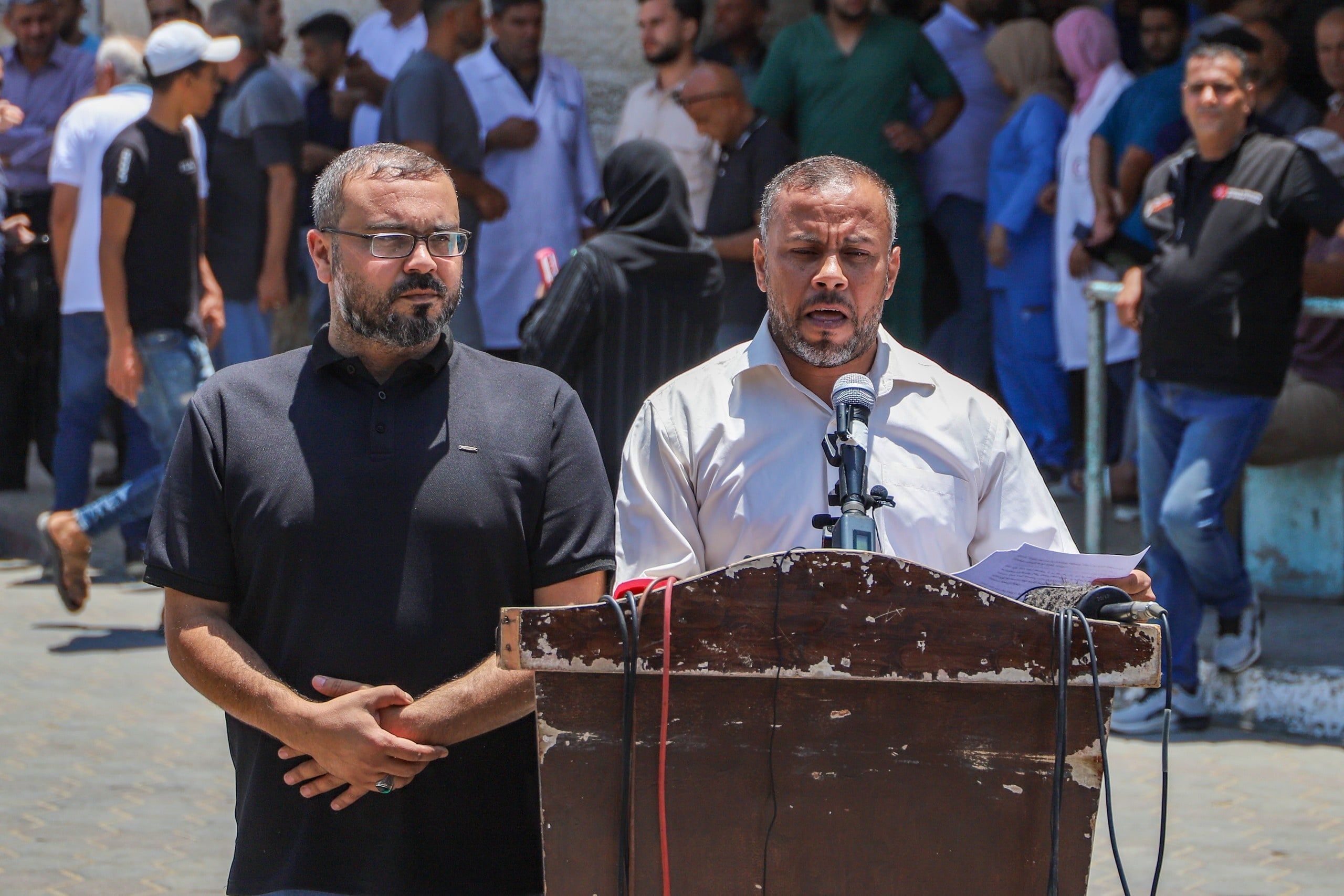 Hamas ogłosił rozwiązanie rządu w Gazie. Ismail al-Thawabta (z prawej), szef rządowego biura prasowego Hamasu.
