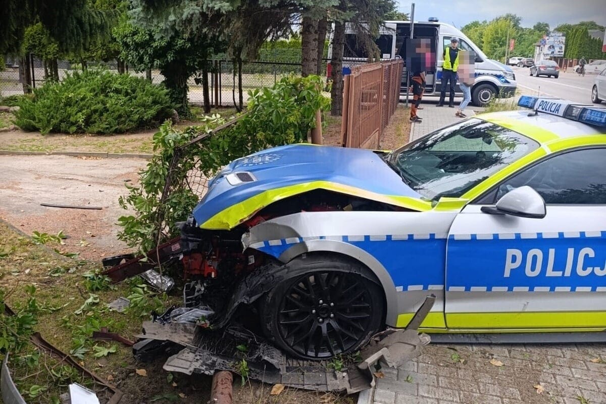Policyjny Mustang rozbity