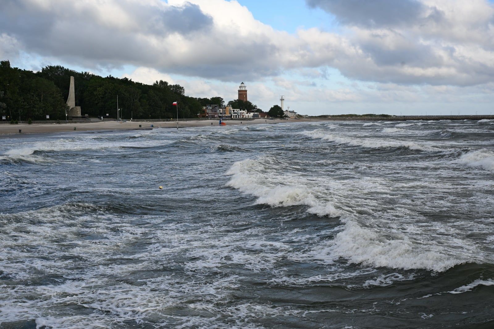 fale przy molo w Kołobrzegu