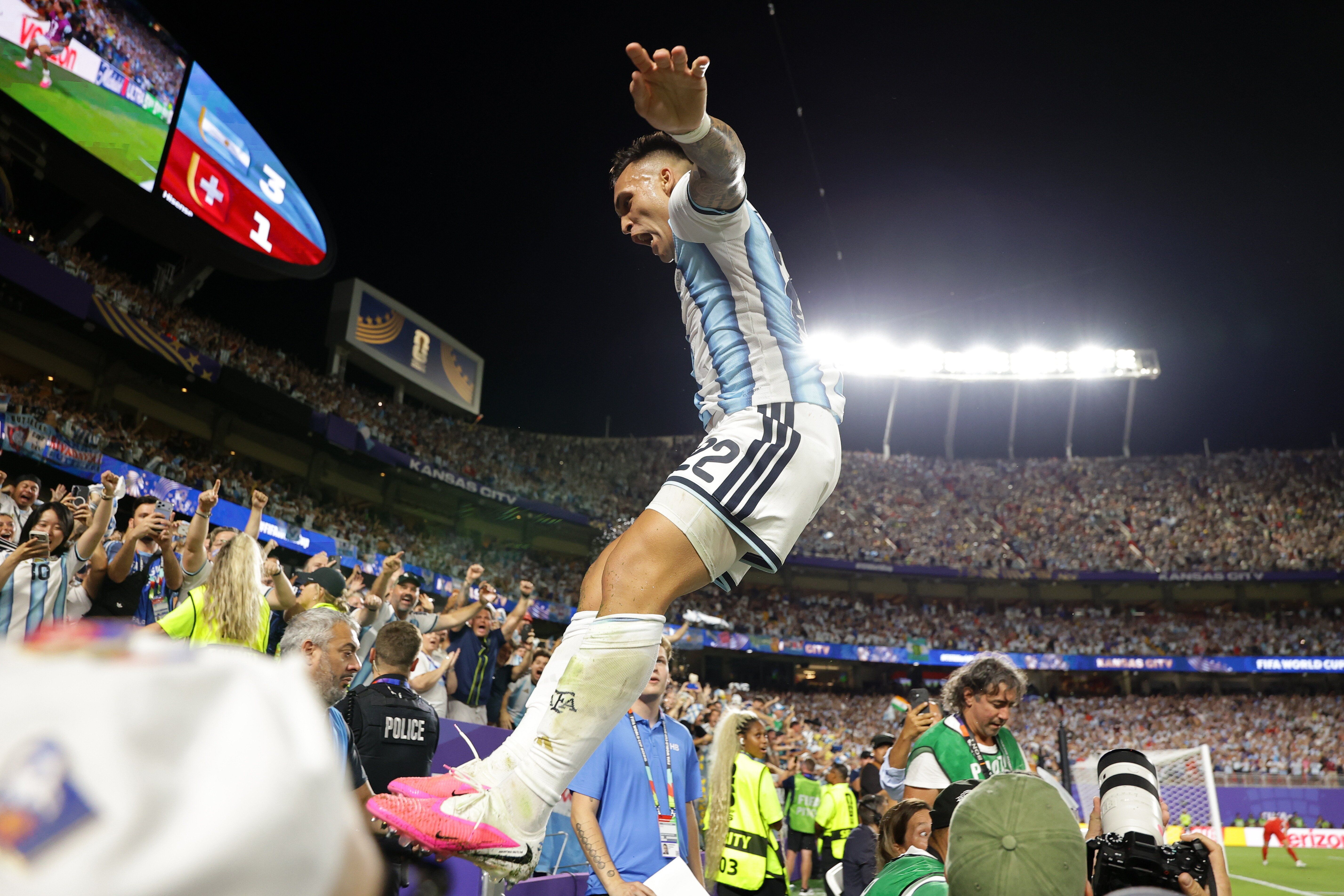 MŚ 2026. Argentyna i Anglia w półfinałach. Porażki Szwajcarii i Norwegii. Na zdj. Lautaro Martinez świętuje zdobycie bramki na 3:1
