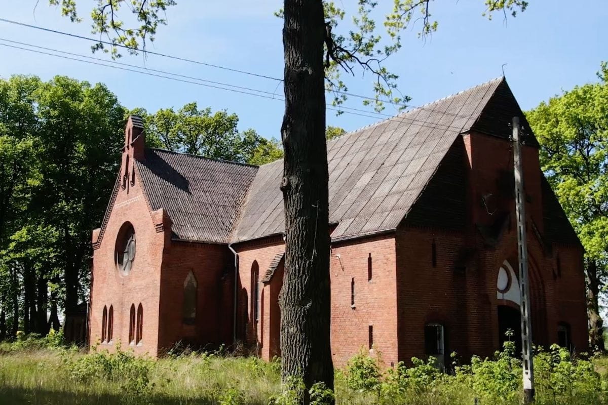 Budynek byłej świątyni w Wieldządzu