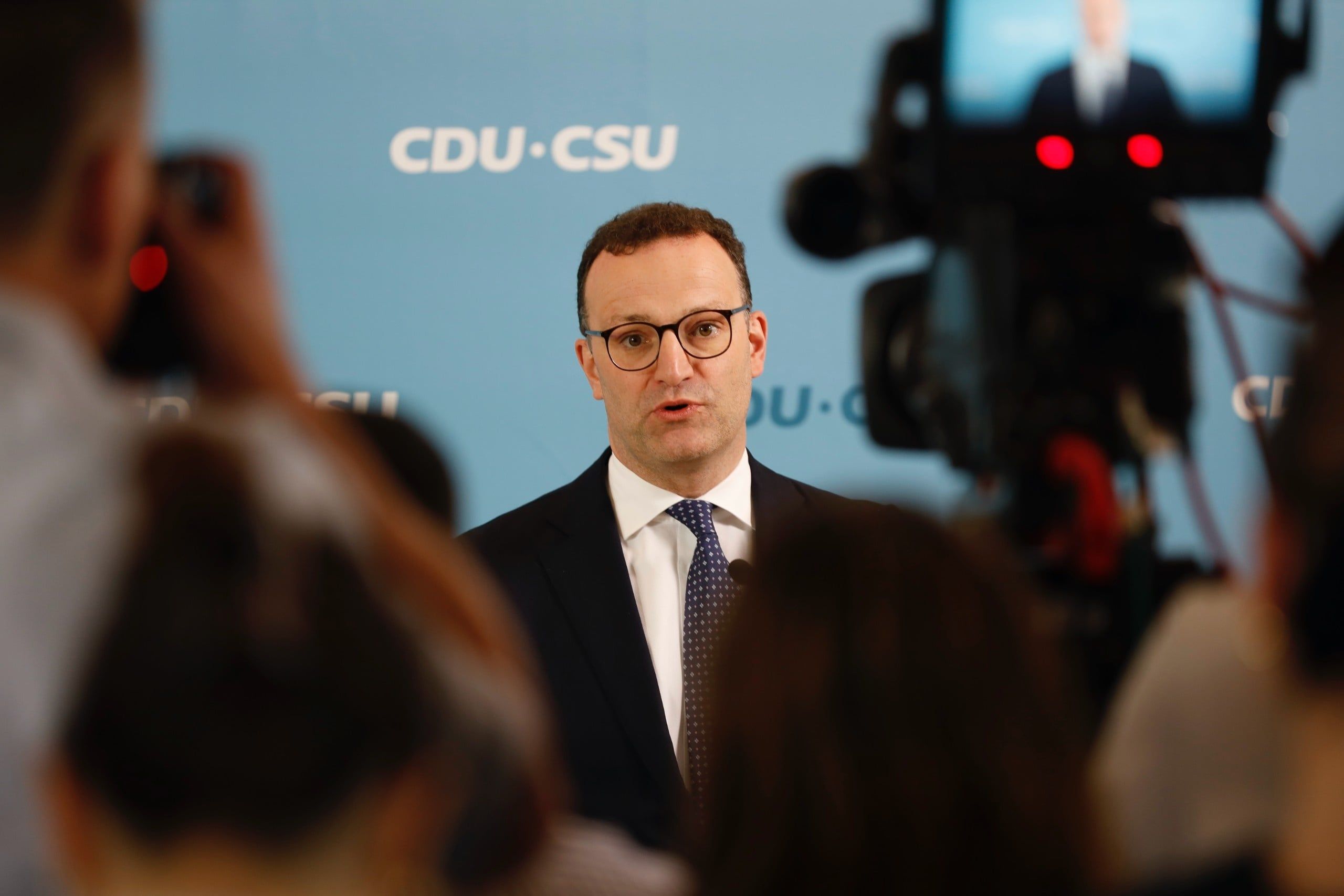 Wraz z mężem skorzystał z usług surogatki. Polityk chadeków podał się do dymisji