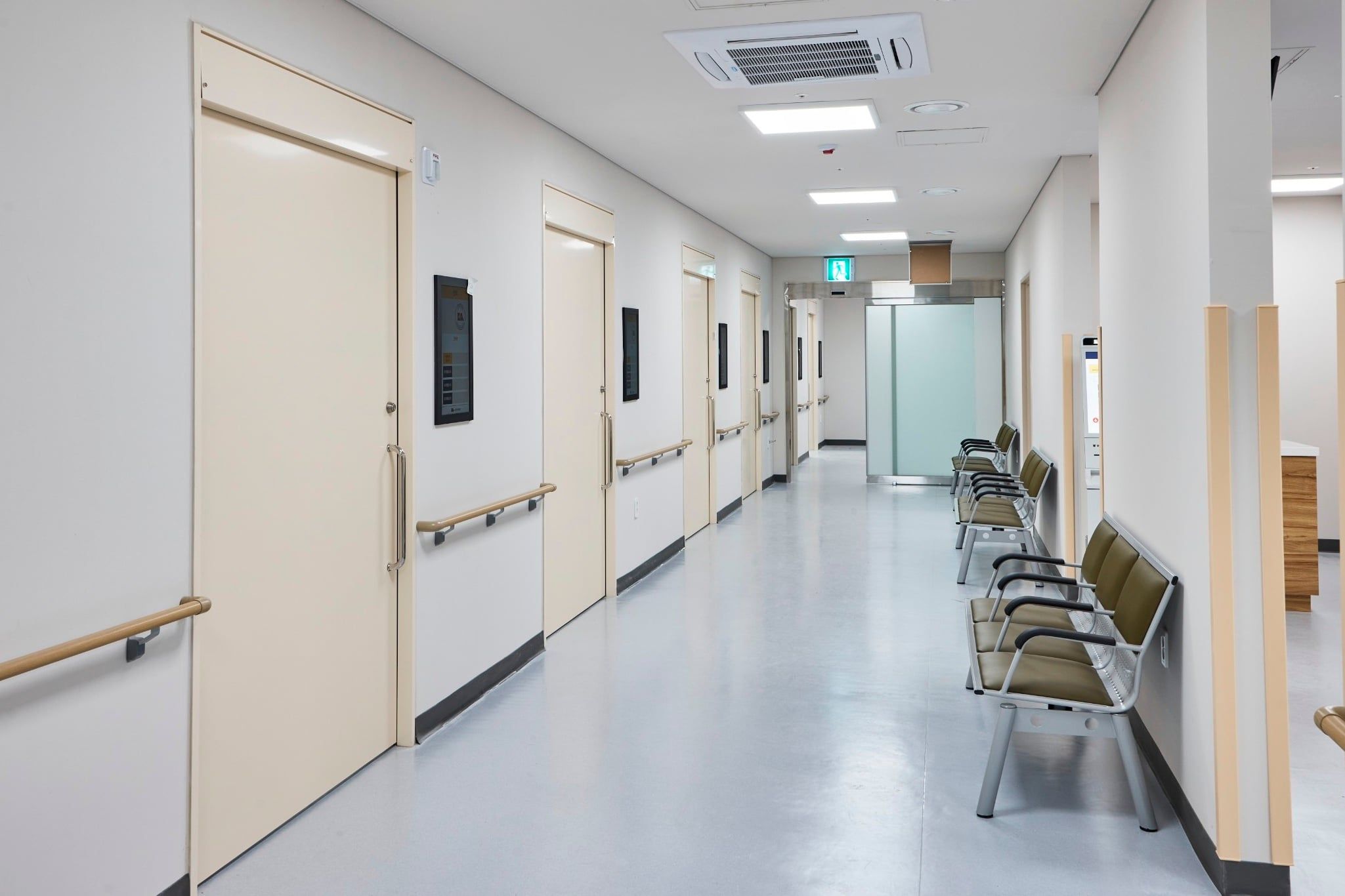 Hospital,Corridors,With,Handrails,,Patient,Access,And,A,Clean,Contemporary