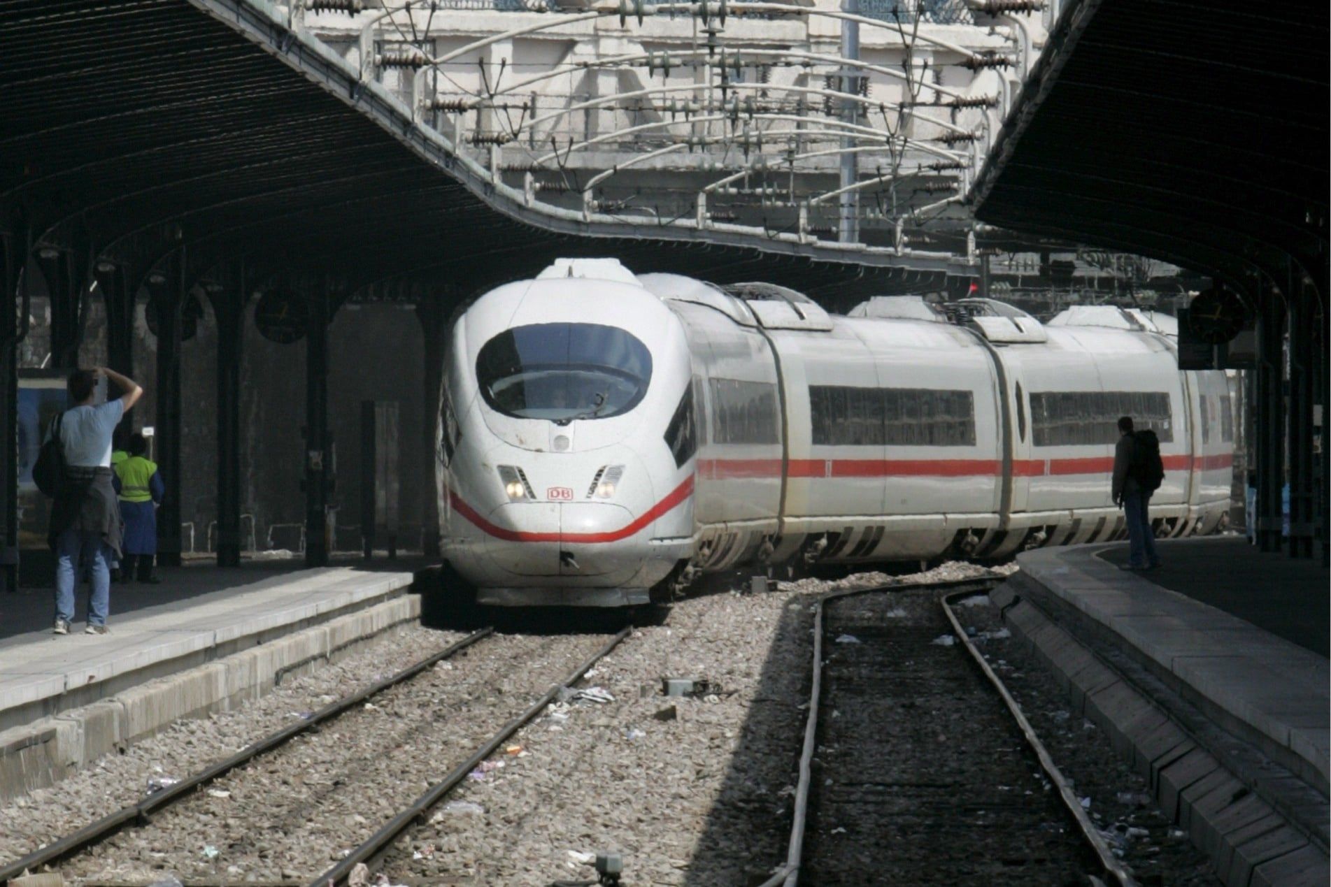 Pierwszy niemiecki szybki pociąg ICE z Frankfurtu nad Menem wjeżdża na stację Gare de l'Est