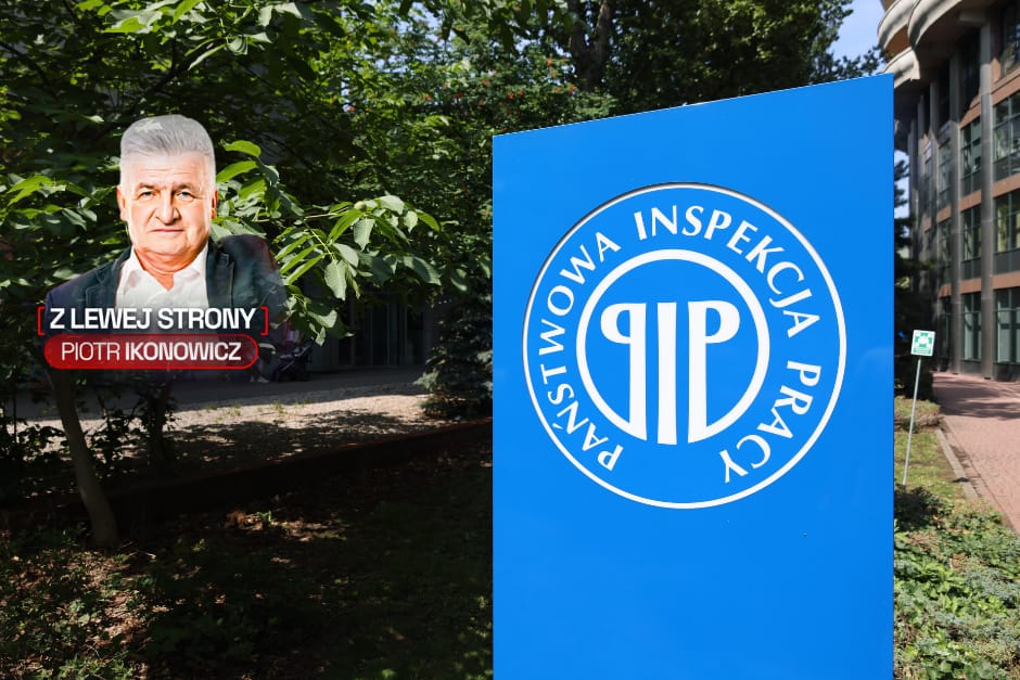 Niebieska tabliczka z logo i nazwą Państwowej Inspekcji Pracy przed siedzibą instytucji