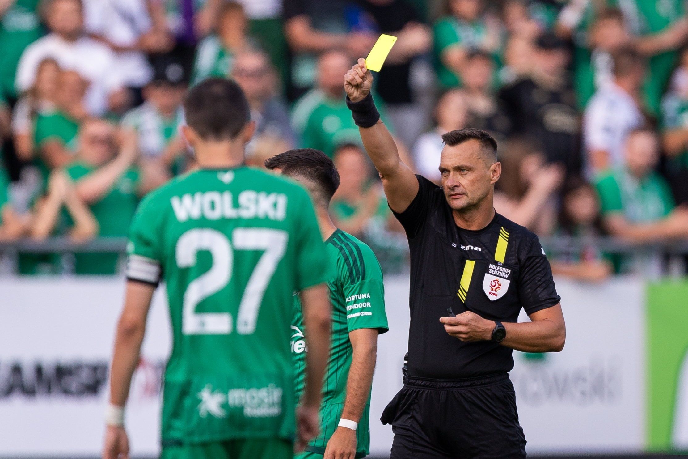 Jarosław Przybył pokazał jedną czerwoną kartkę, a powinien trzy?
